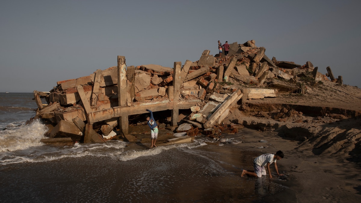 A rising sea is eating away this Brazilian town 1 A rising sea is eating away this Brazilian town