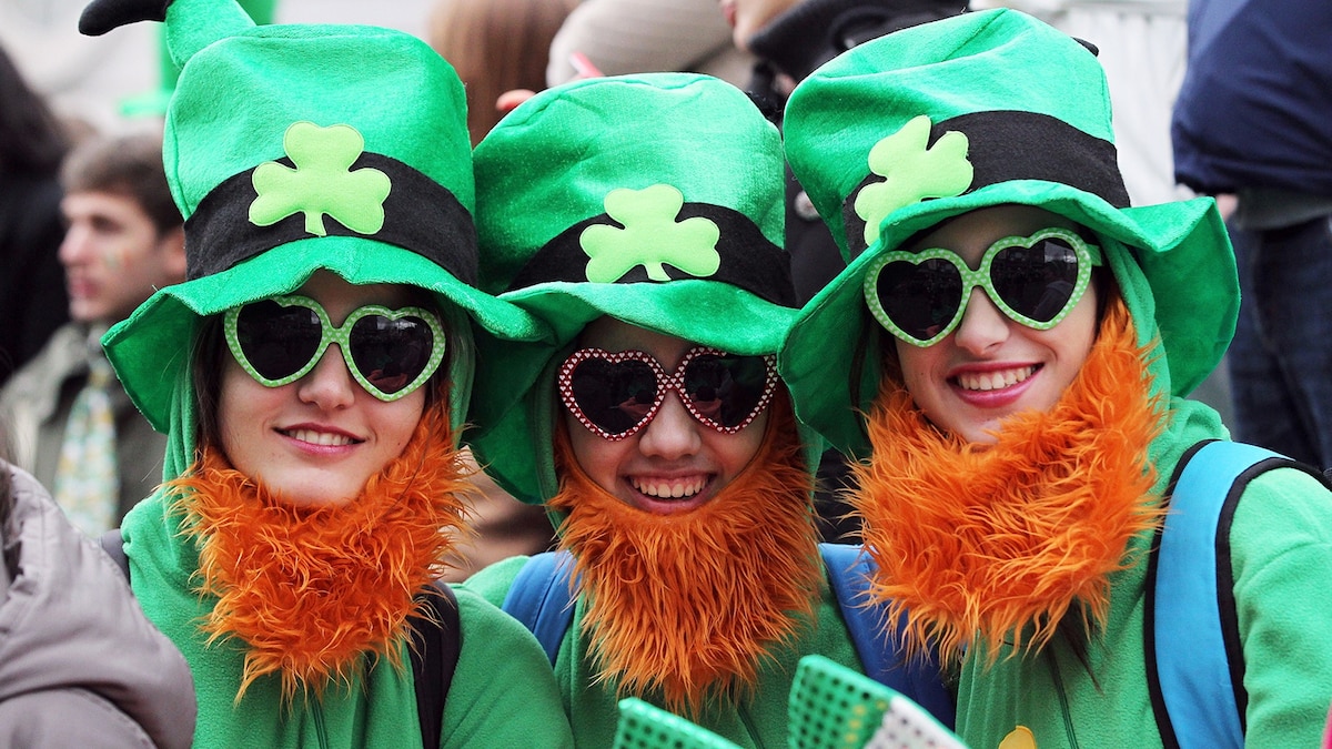 Girls dressed in Traditional Irish clothing for the St Patrick's Day Parade  in London England Stock Photo - Alamy