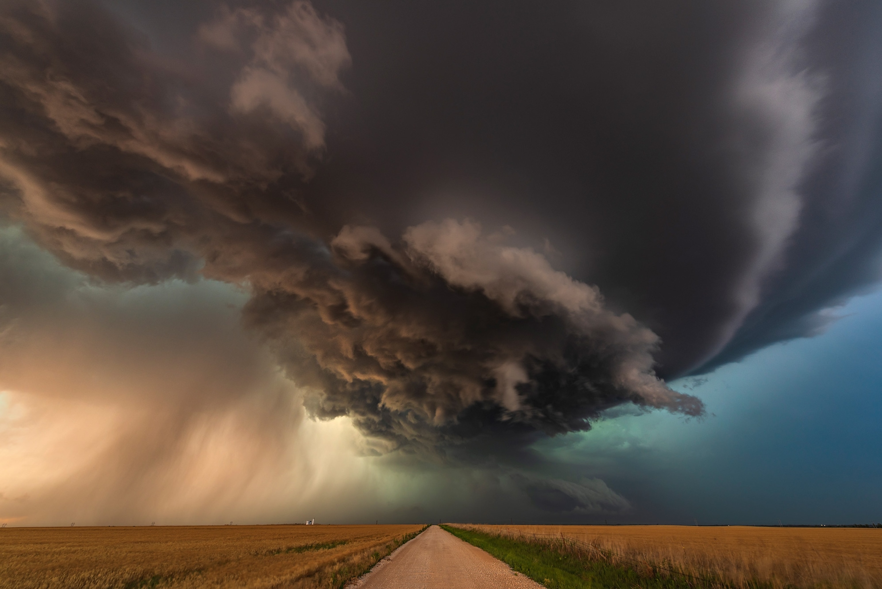 https://i.natgeofe.com/k/daefd947-45c5-4447-be12-9b513482c145/tornado-forming-og.jpg