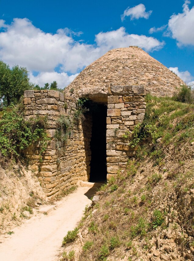 Ανακαλύφθηκε τη δεκαετία του 1930, ο Tholos IV χρονολογείται πριν από την εποχή του Πολεμιστή Griffin τον 15ο αιώνα π.Χ. Αυτός ο χαρακτηριστικός τάφος σε σχήμα κυψέλης πιστεύεται ότι είναι ένας από τους παλαιότερους του είδους του στην Ελλάδα.