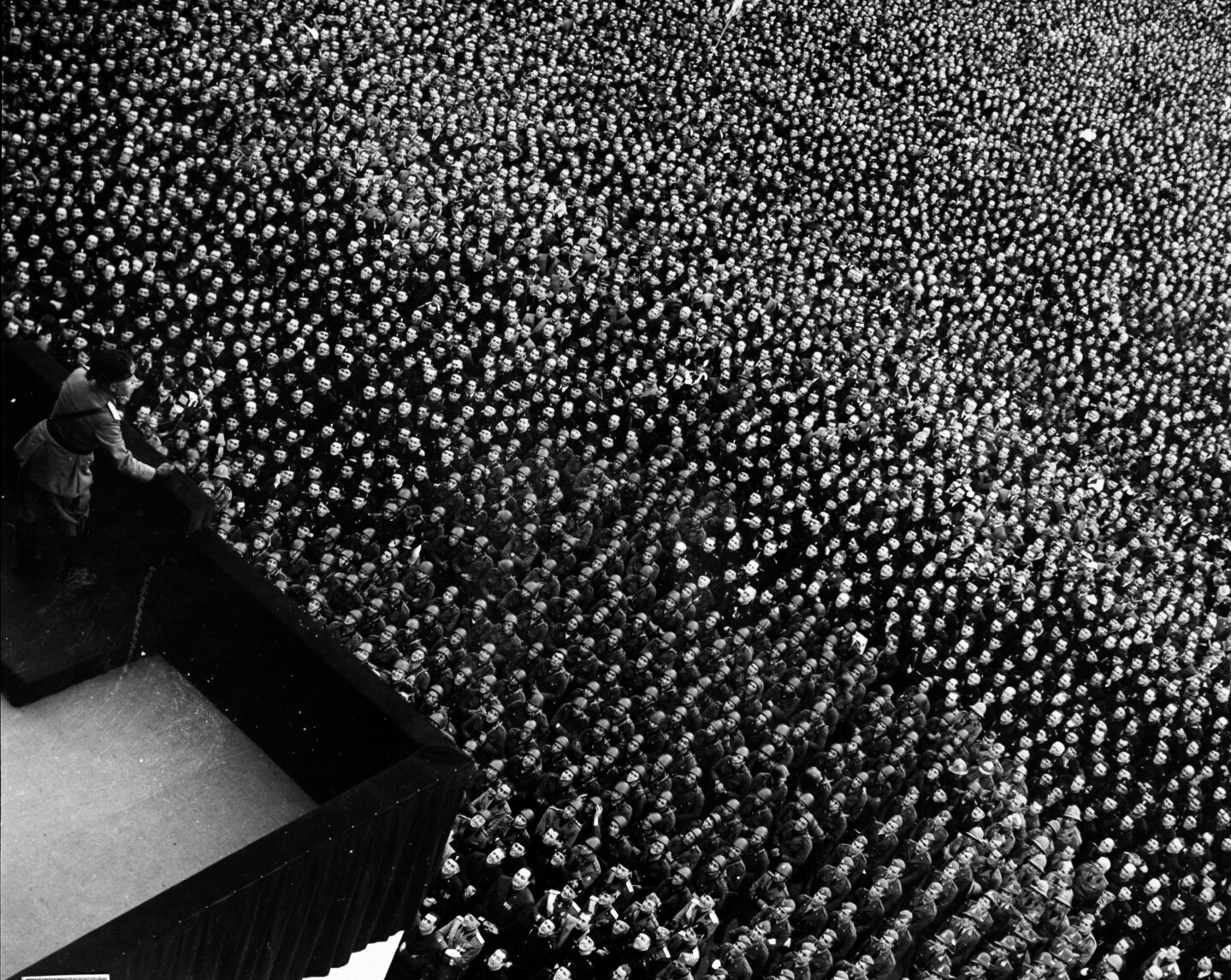 MUSSOLINI CROWDS