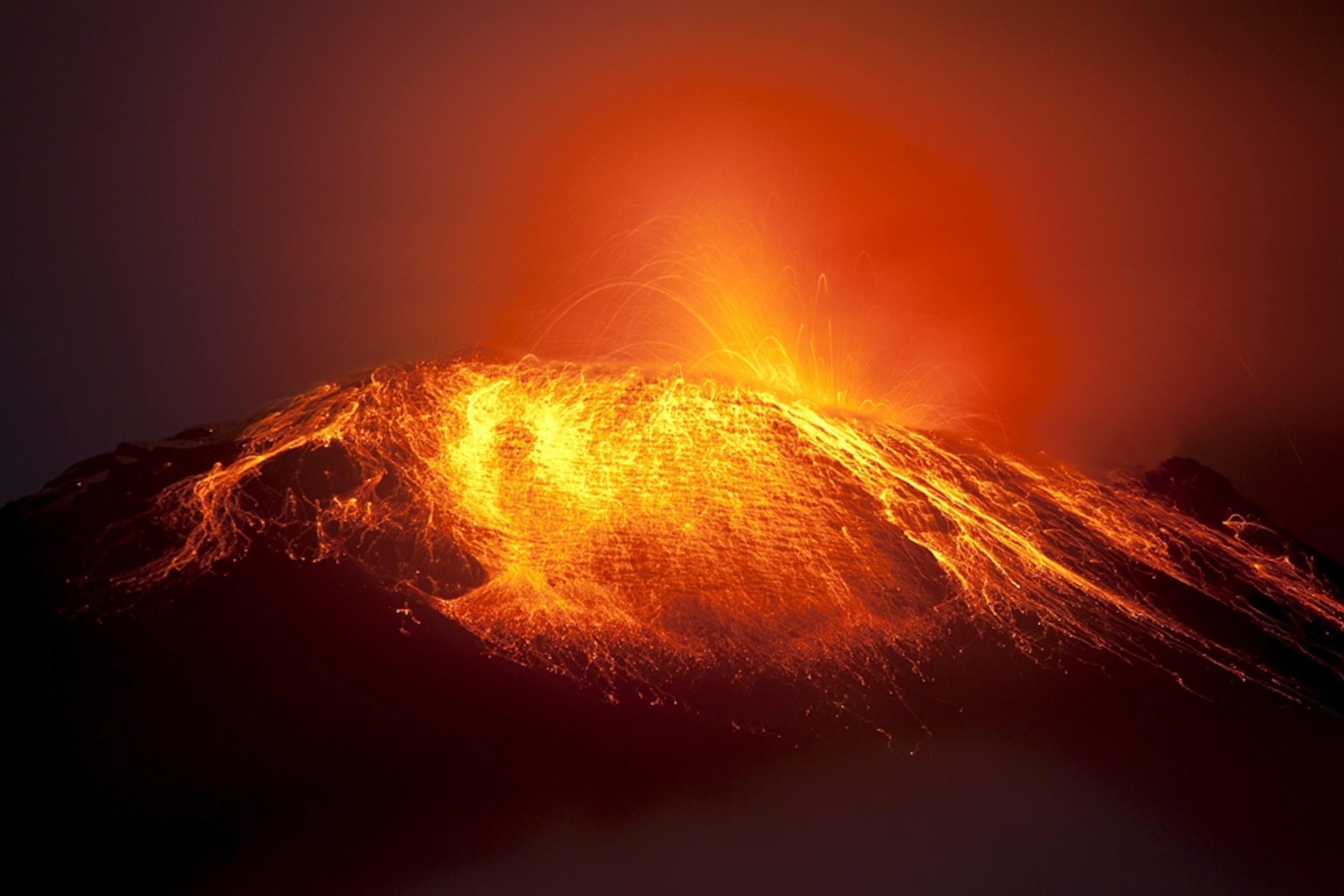 Volcano picture: Tungurahua volcano eruption with lava in Ecuador