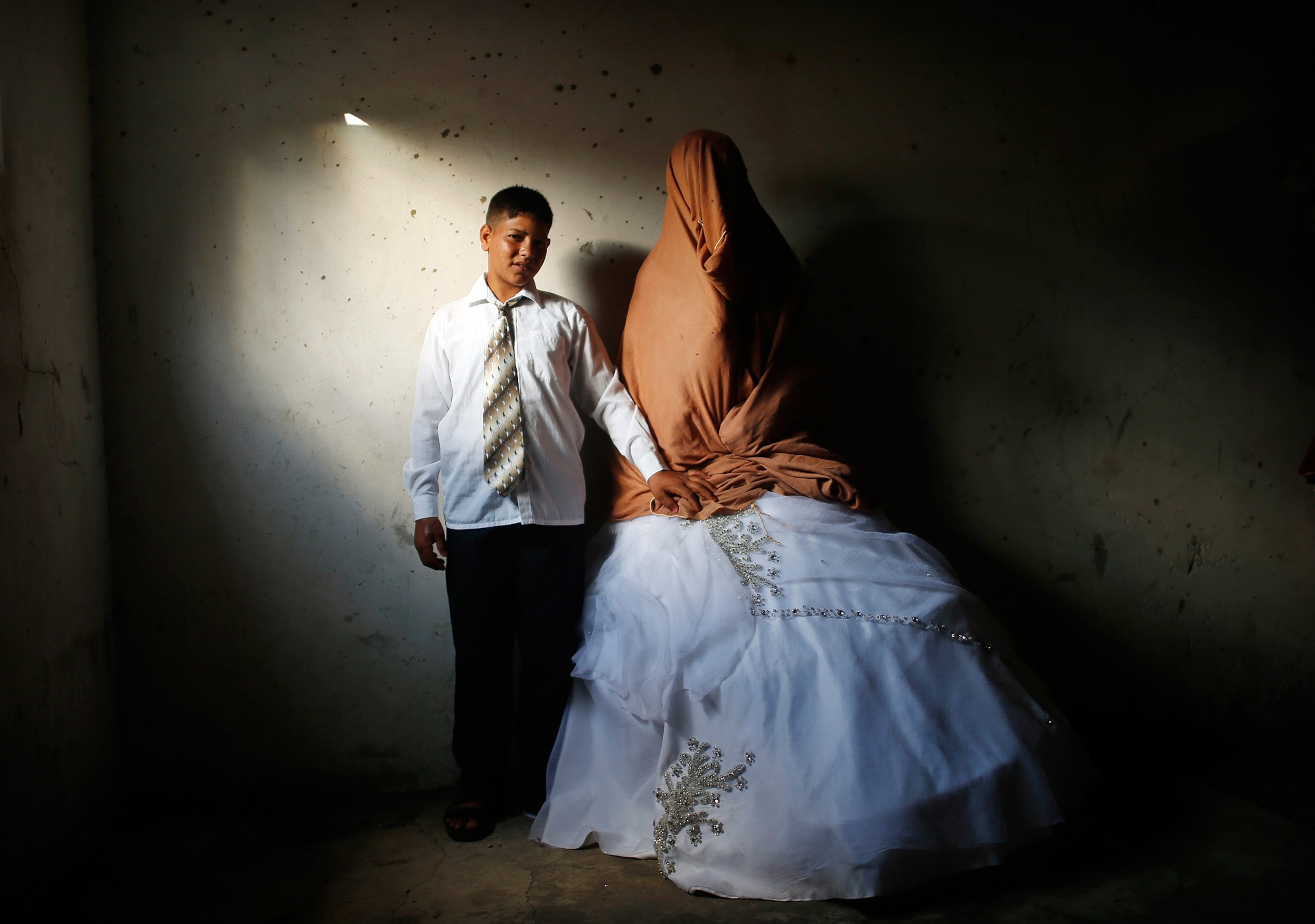 Pictures We Love - Picture of a Palestinian couple on their wedding day in a border town in the northern Gaza Strip