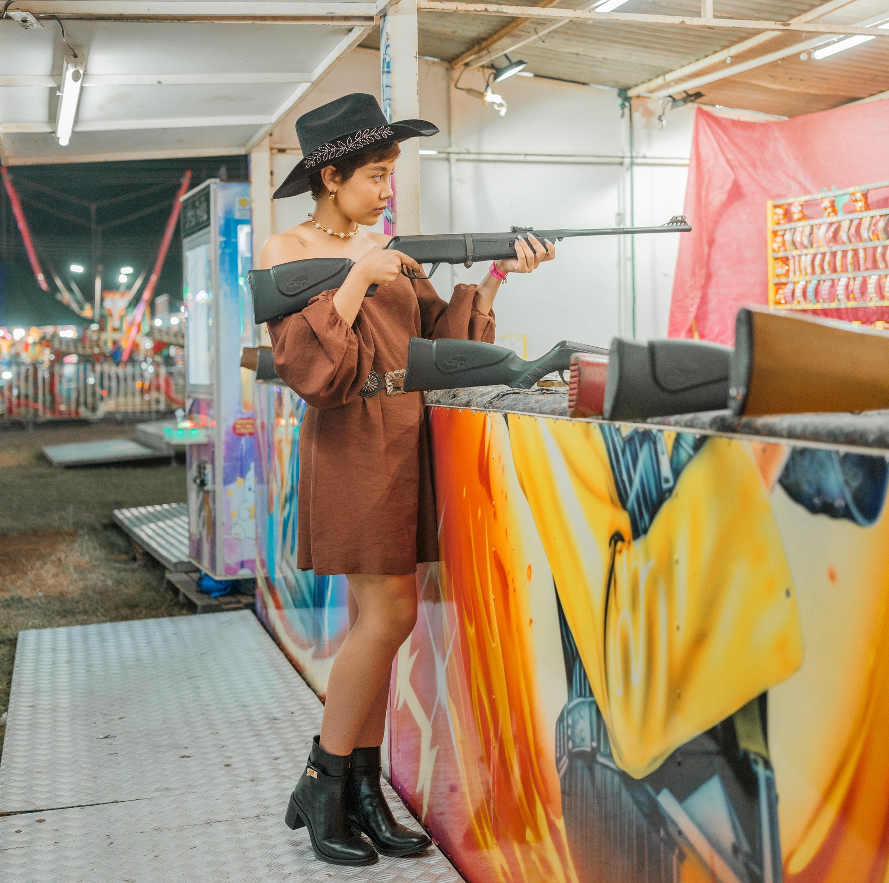 Karine Leão Moraes de Oliveira plays a carnival game