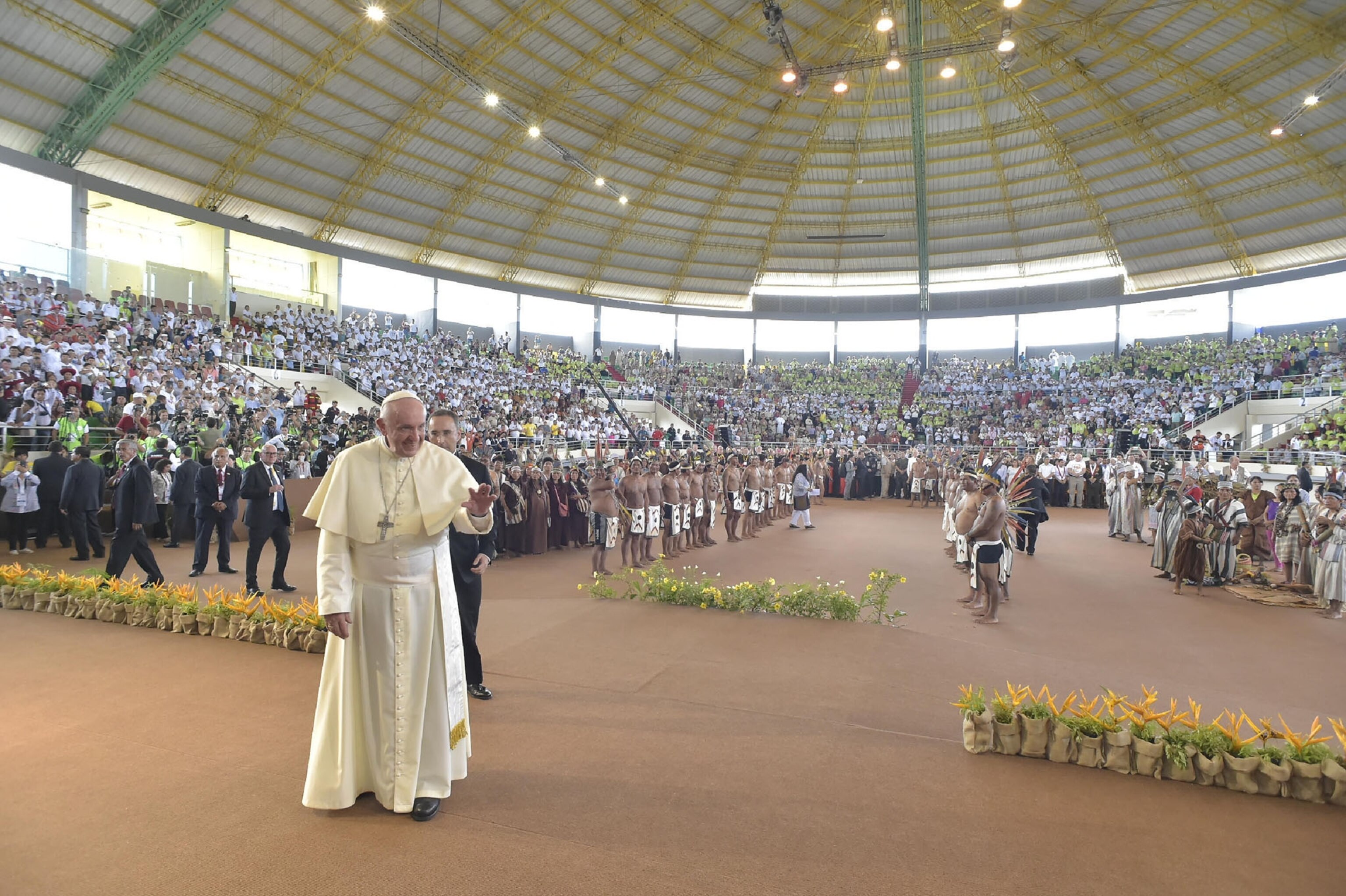 pope before a large delegation