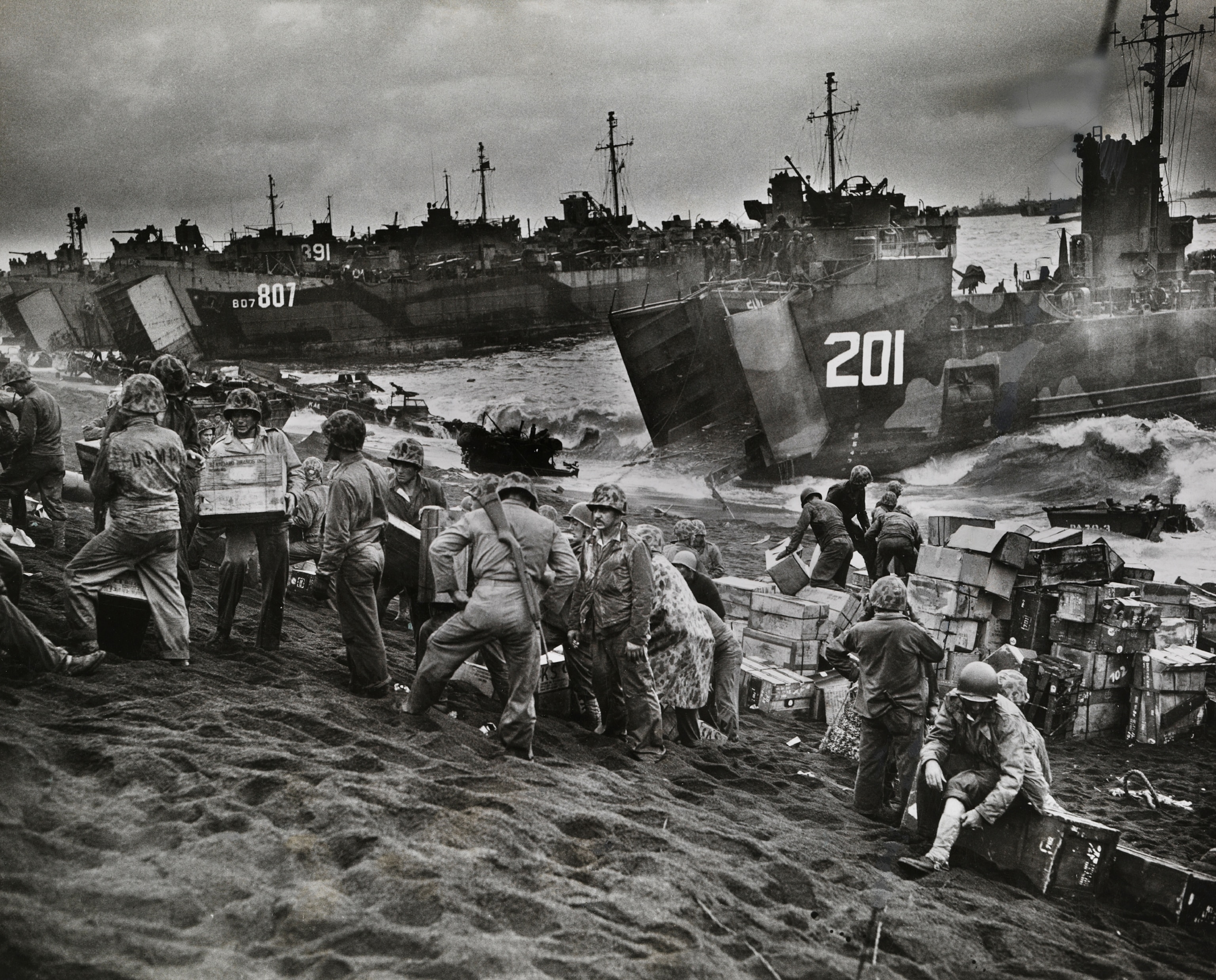 soldiers landing at Iwo Jima Japan