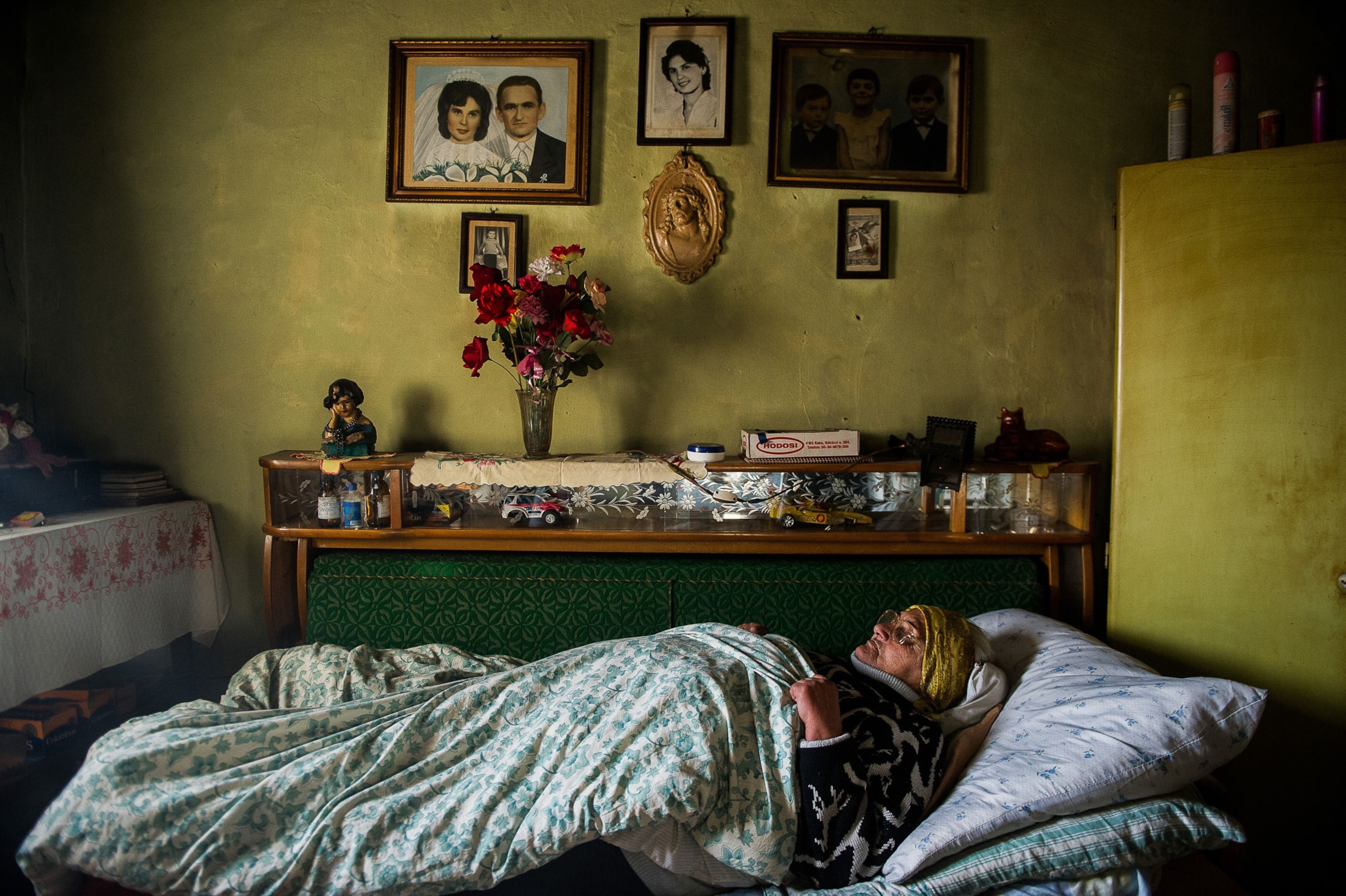 Mrs. Sándor Takács doesn’t have enough money to buy firewood, but she gets a bit of wood from the local government and neighbors, and uses it for heat as long as it lasts.