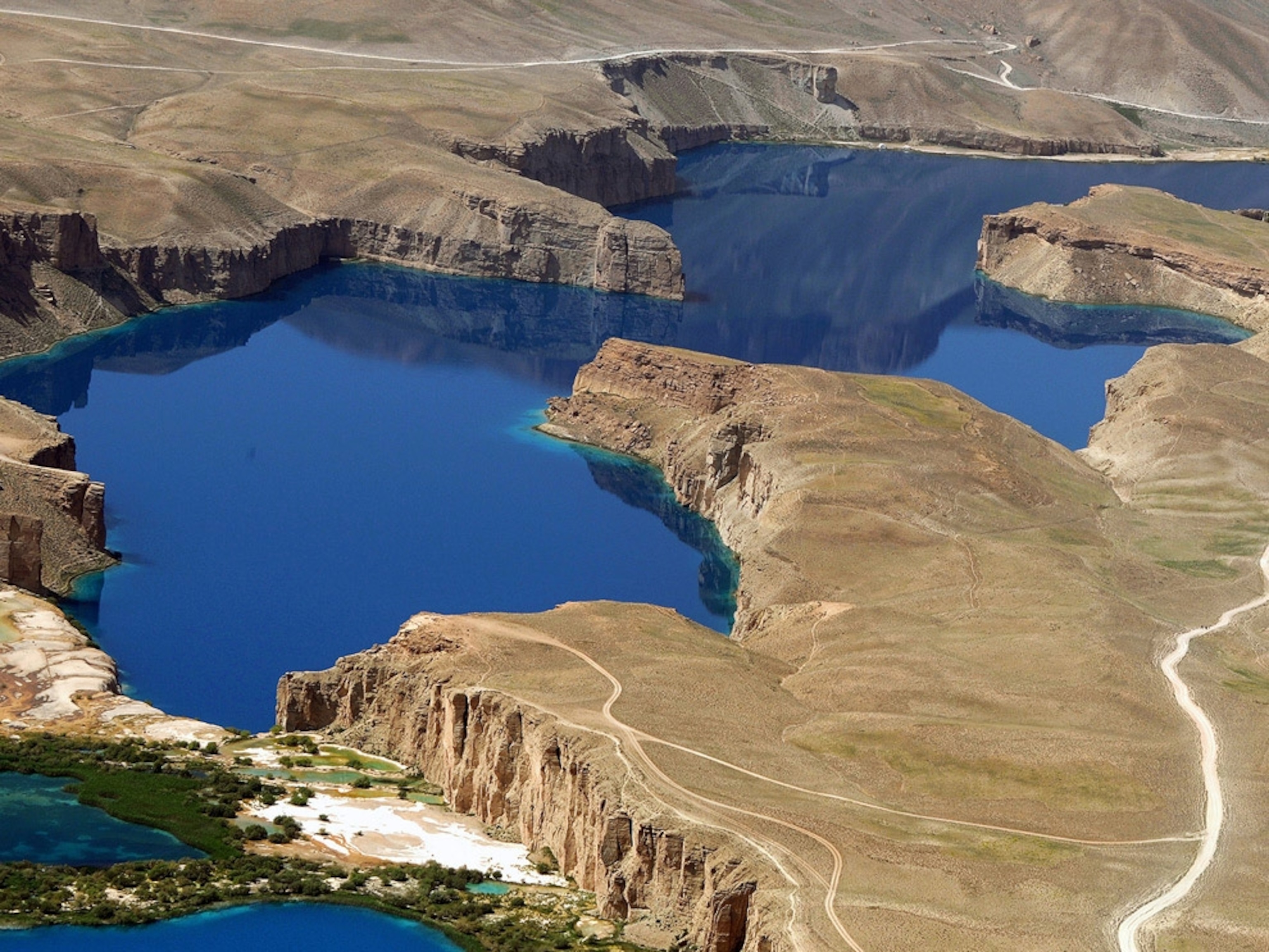 A blue lake surrounded by plateaus