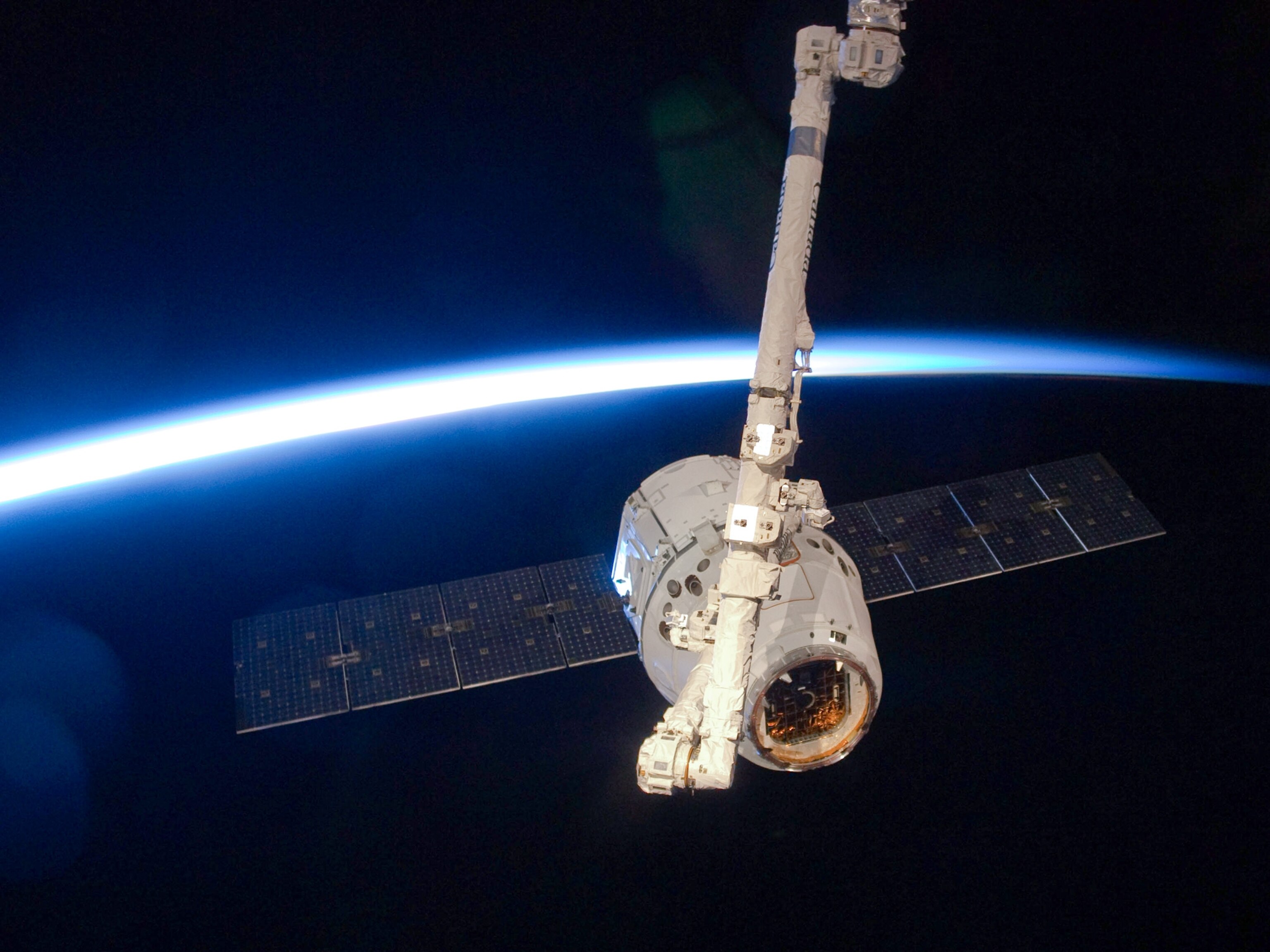 Dragon spacecraft picture: the capsule on the ISS robotic arm