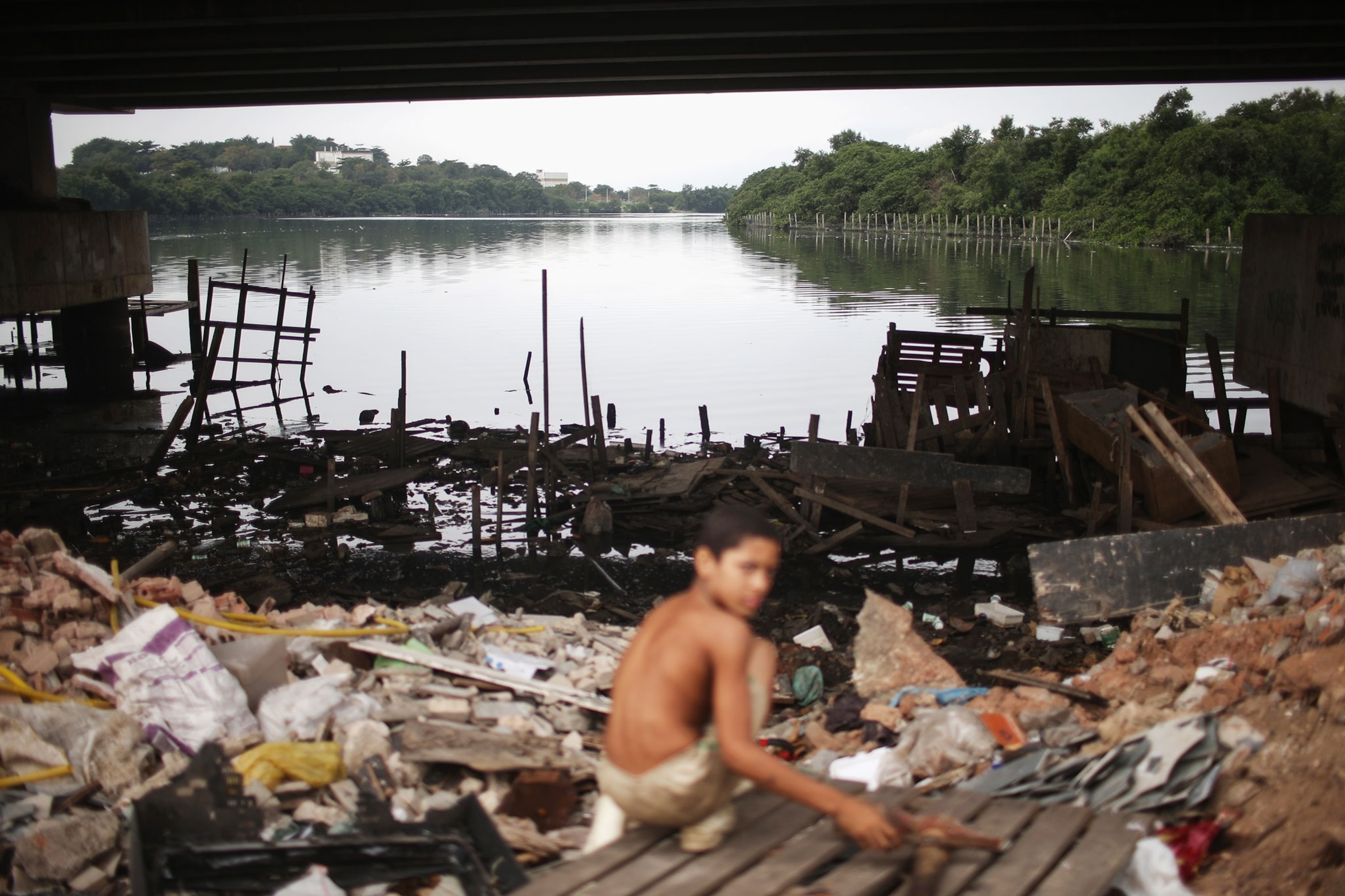 the polluted Cunha canal which flows into the polluted Guanabara Bay