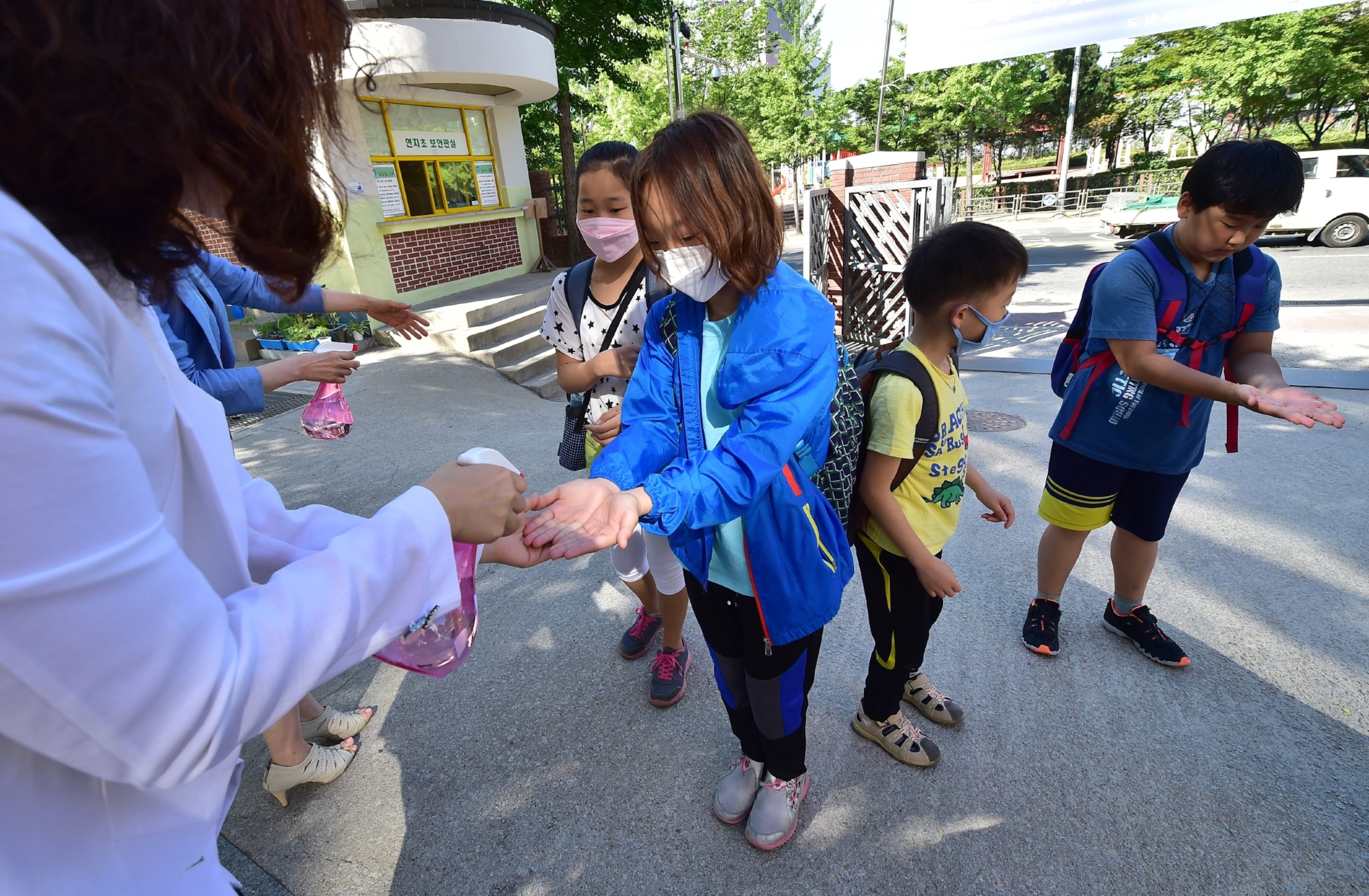 school children using hand sanitizer to fight mers spread
