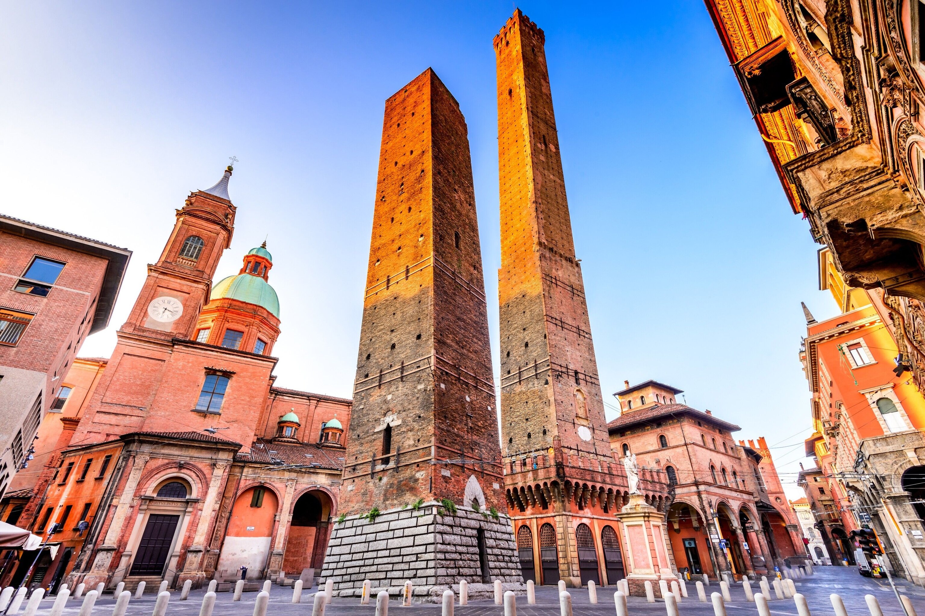 How to plan a walking tour through Bologna