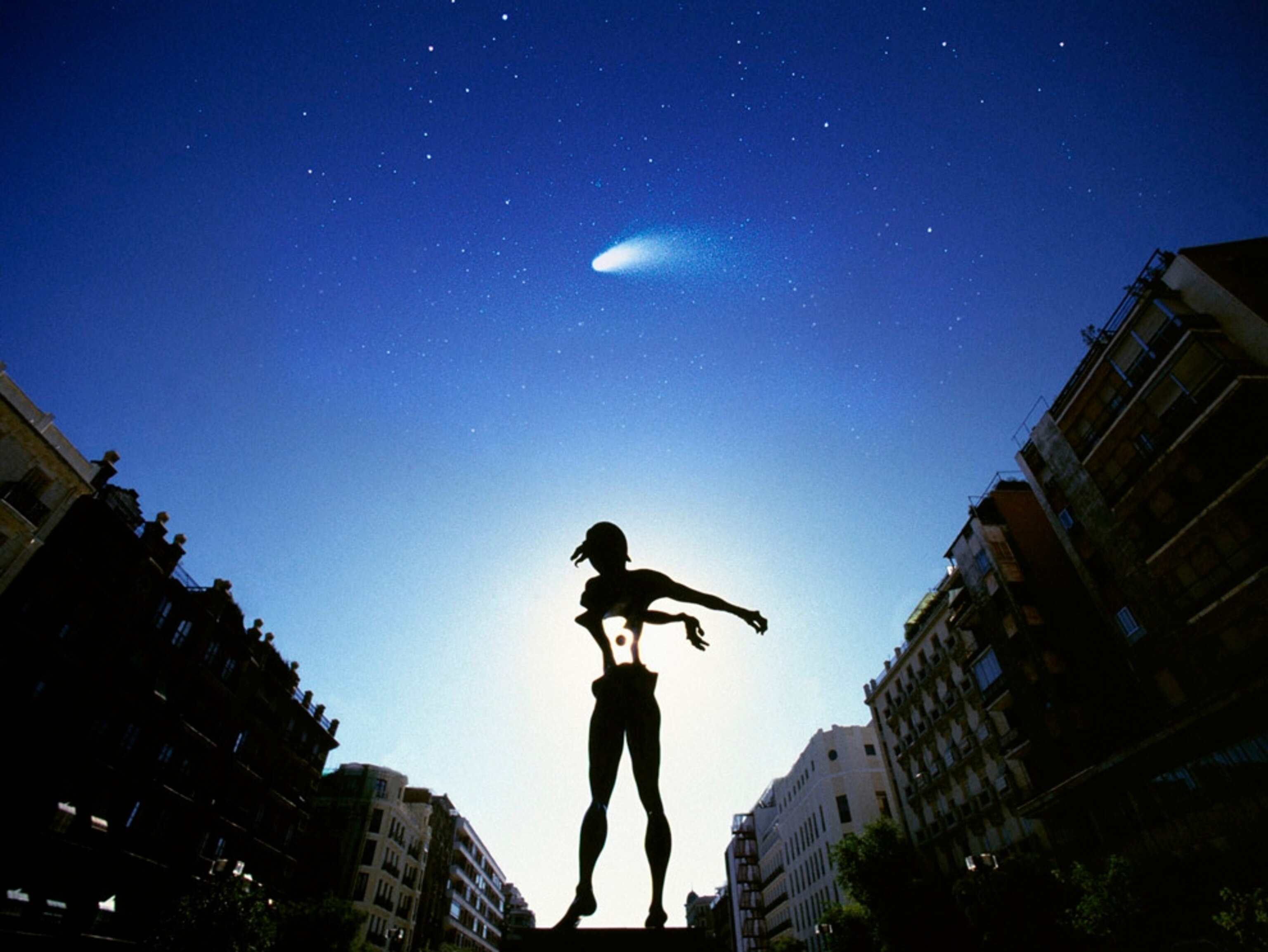 The sculpture, La Esfera de Newton