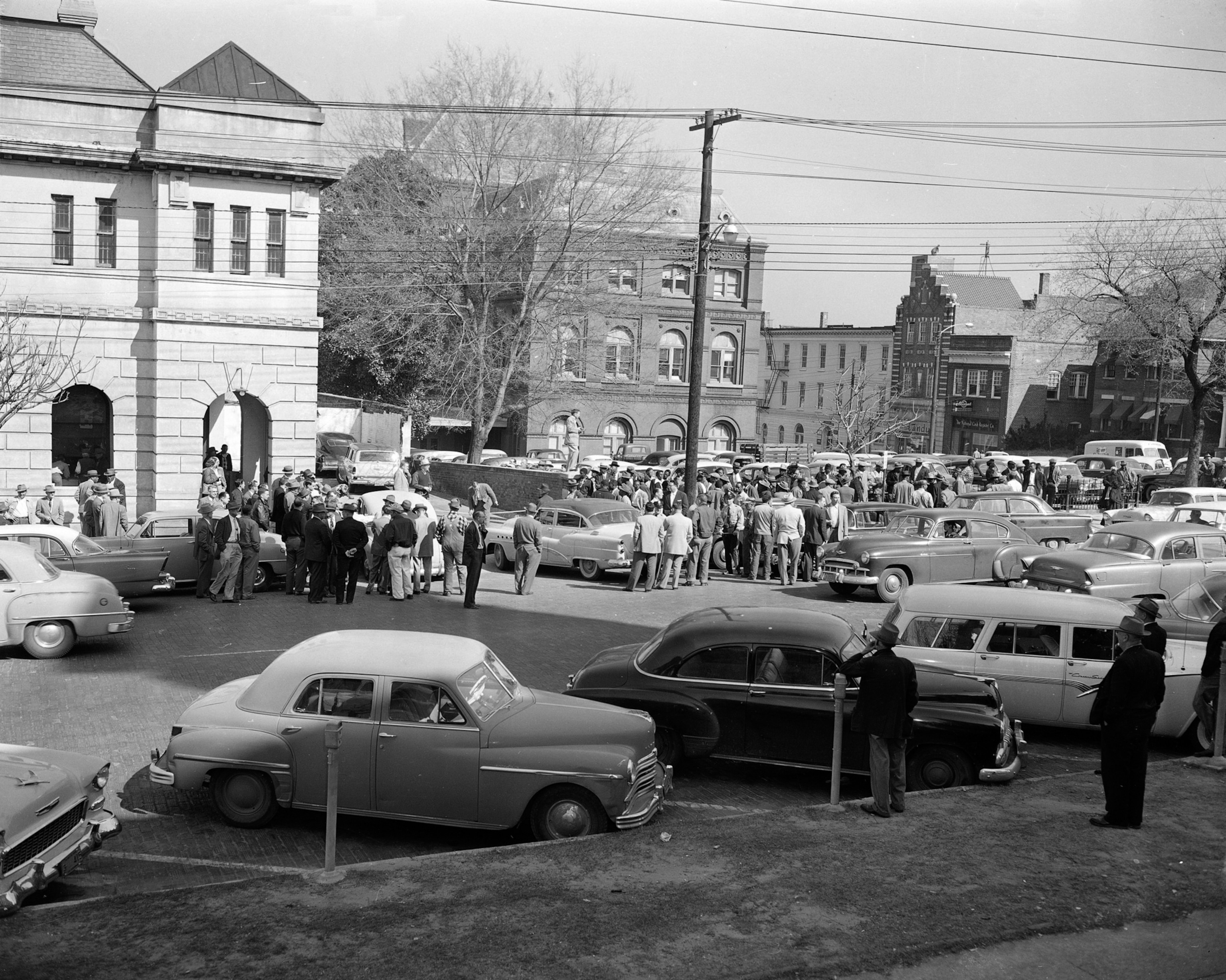 An orderly crowd of African Americans gathers outside the Montgomery County jail