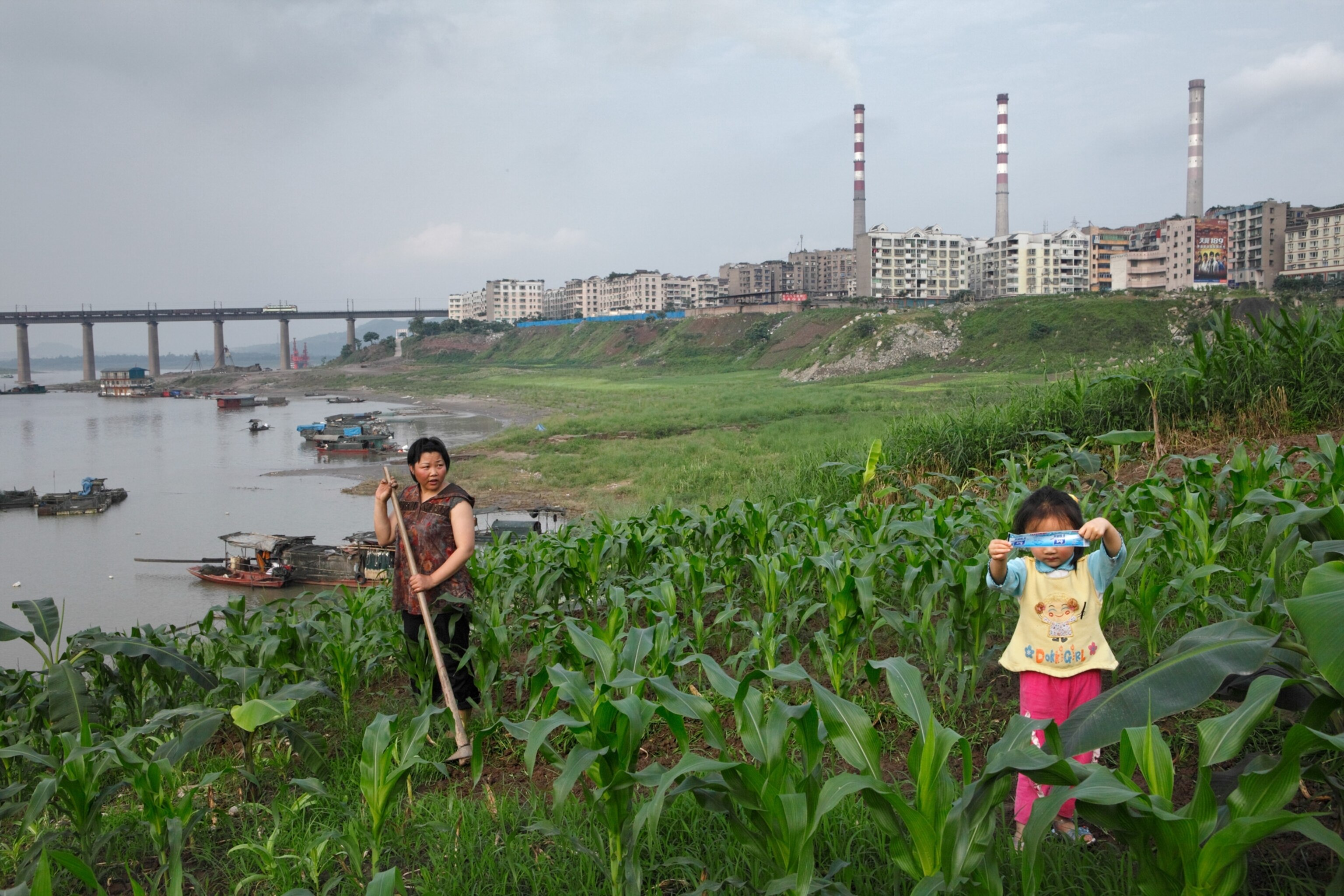 a power plant spewing CO2 near family farms in Chongqing