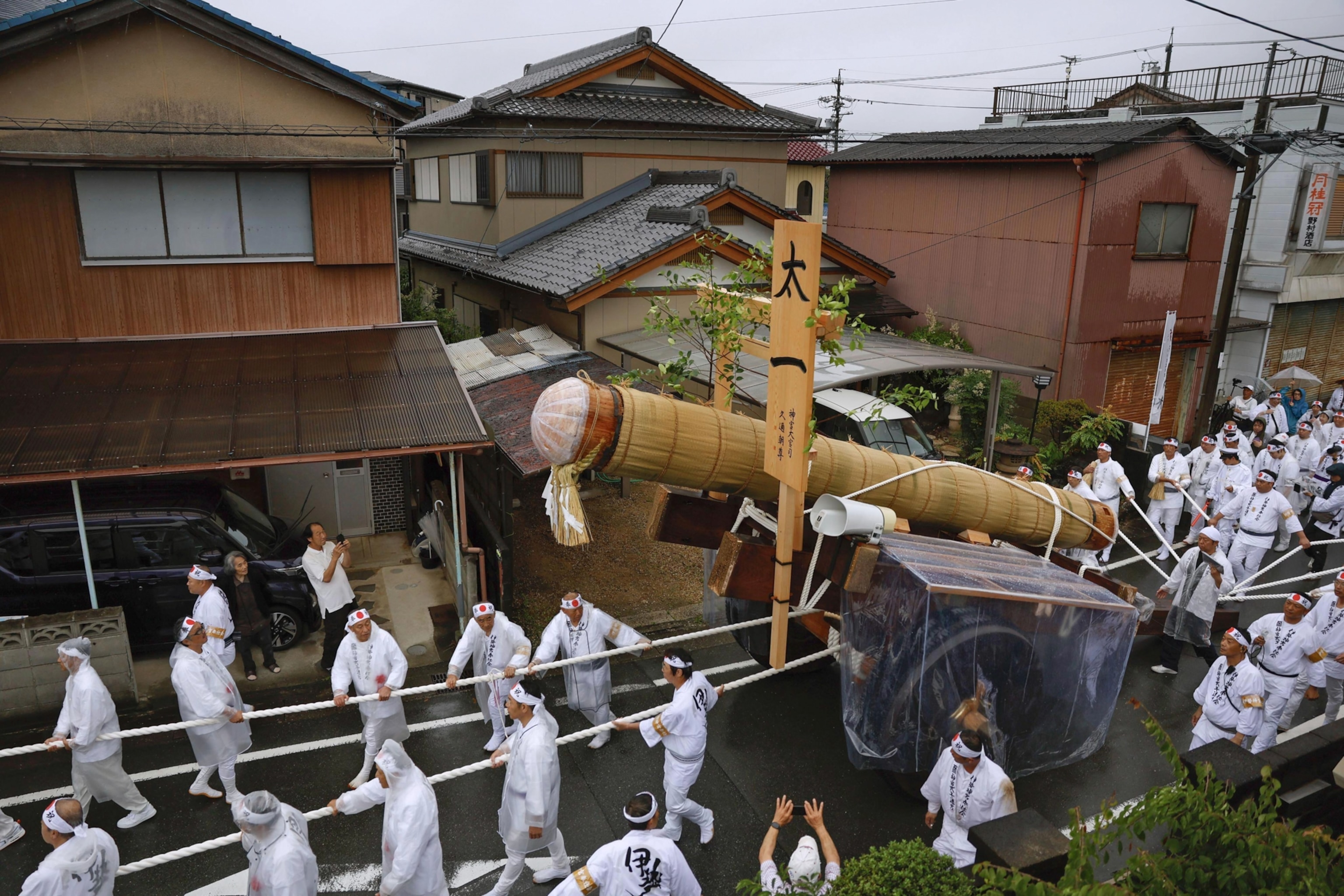 Citizens transport a "sacred" tree in Ise, Mie Prefecture.