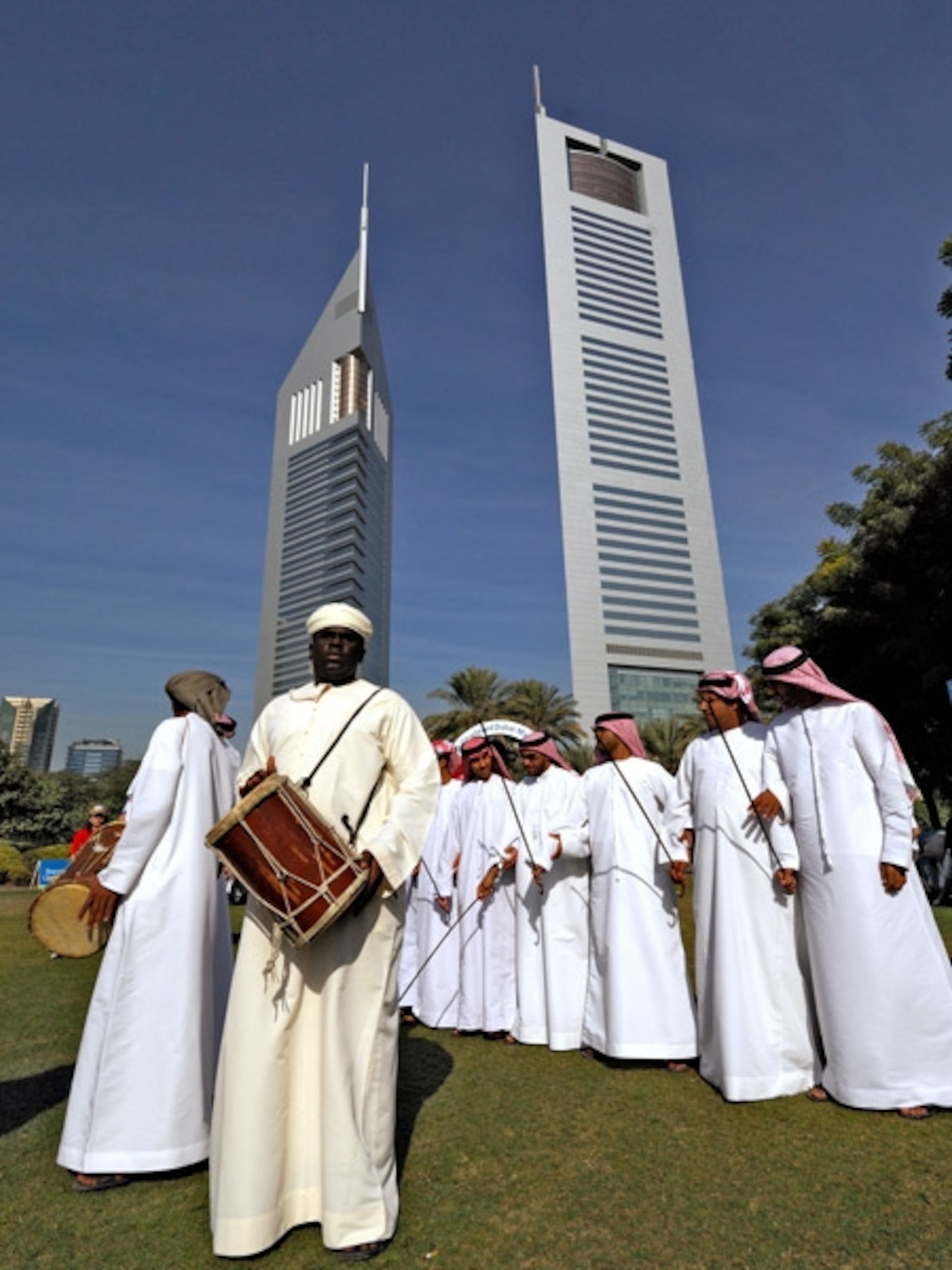 Emiratis performing