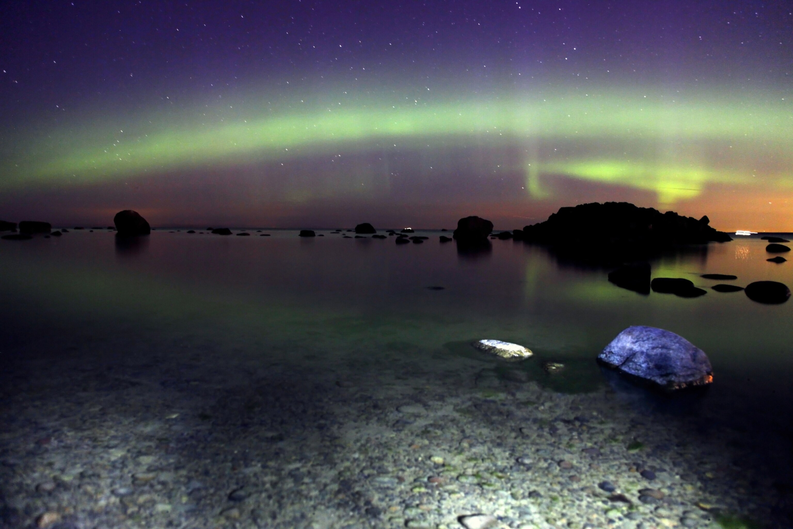 a green aurora band visible in Estonia.