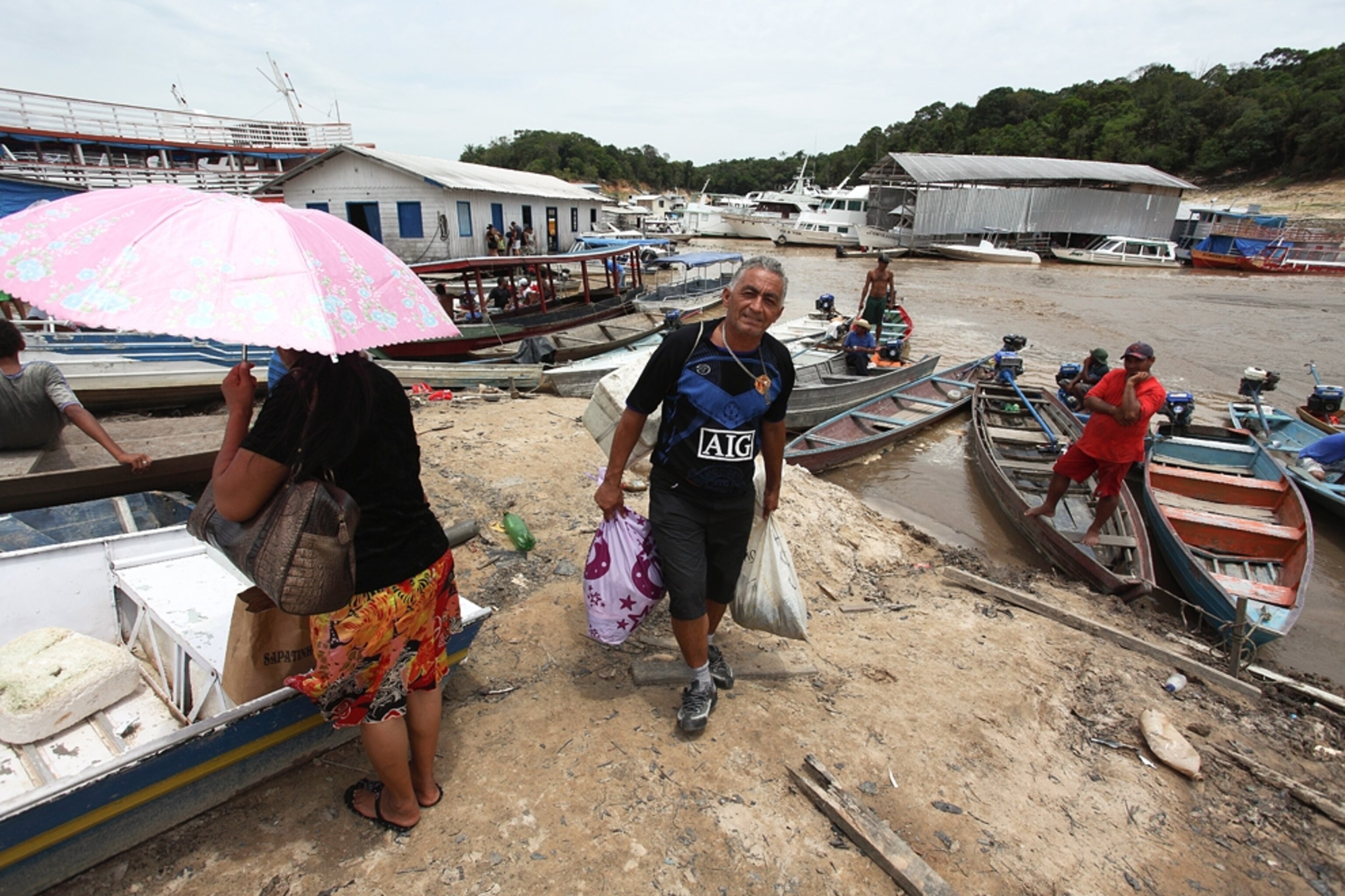 Fishers and other residents on the Taruma River