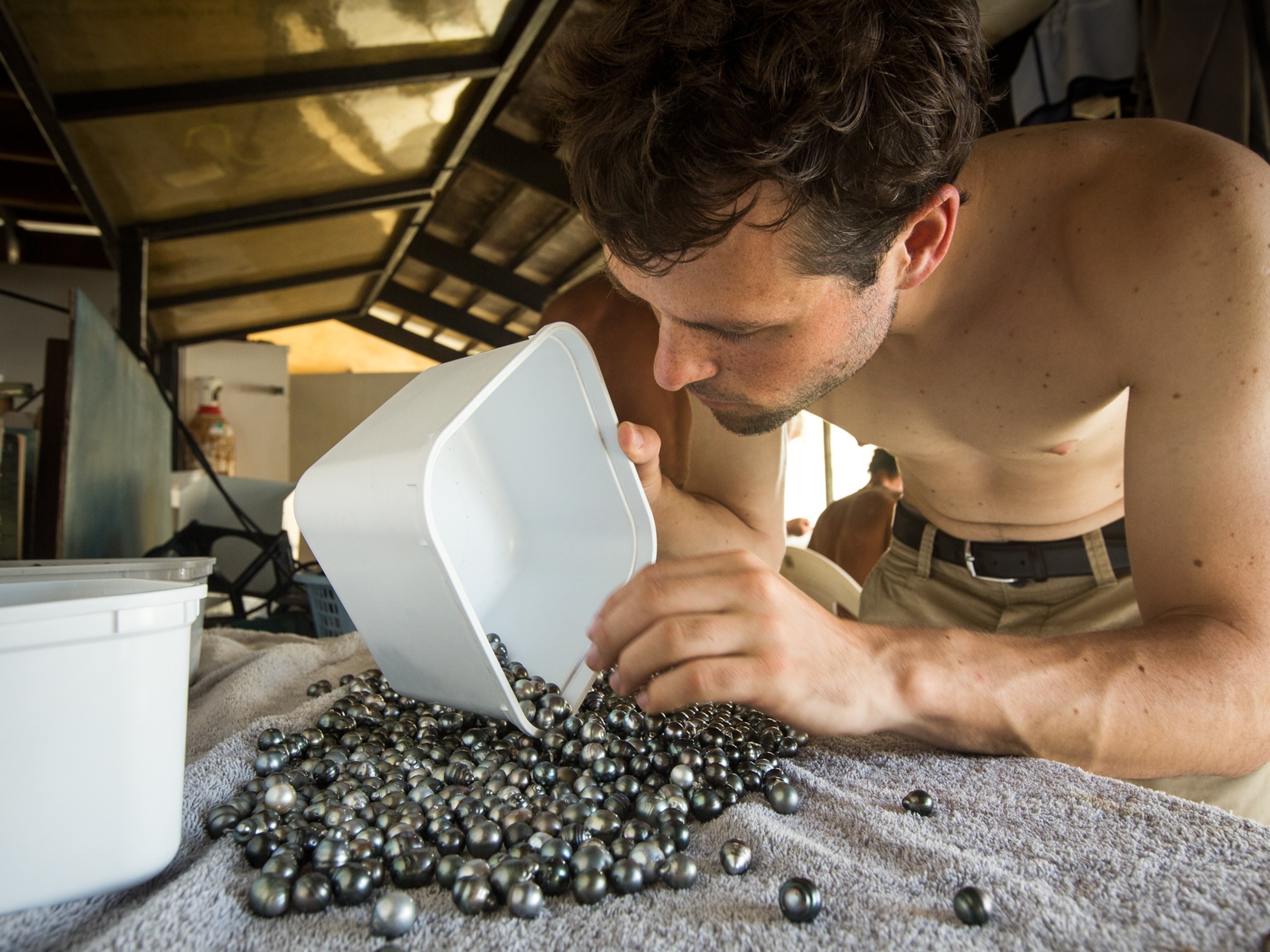 африканские шахтеры. негры на работе. шахтер в шахте. рабочая одежда. хьюго босс одежда.