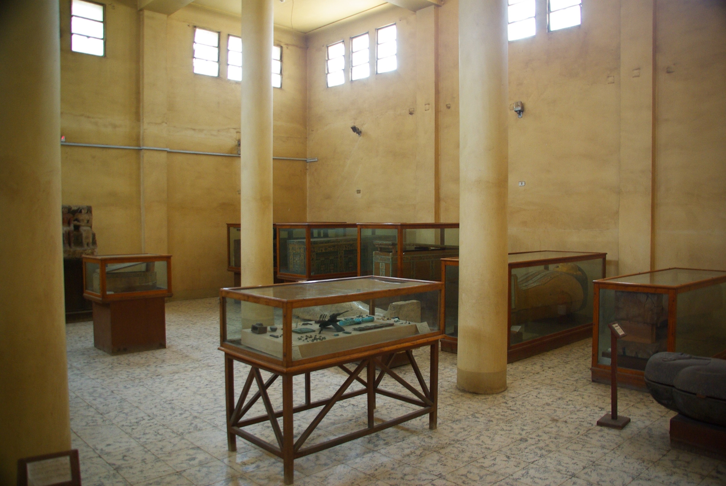 Mallawi Museum - Picture of gallery of Mallawi Museum in Egypt before looting
