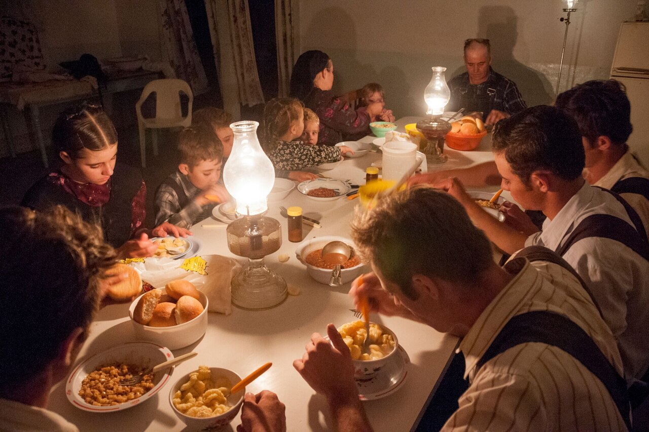 La familia Hildebrandt se sienta a cenar. Isaac y su esposa Susana tienen 12 hijos. Colonia Durango, Bolivia. 2008