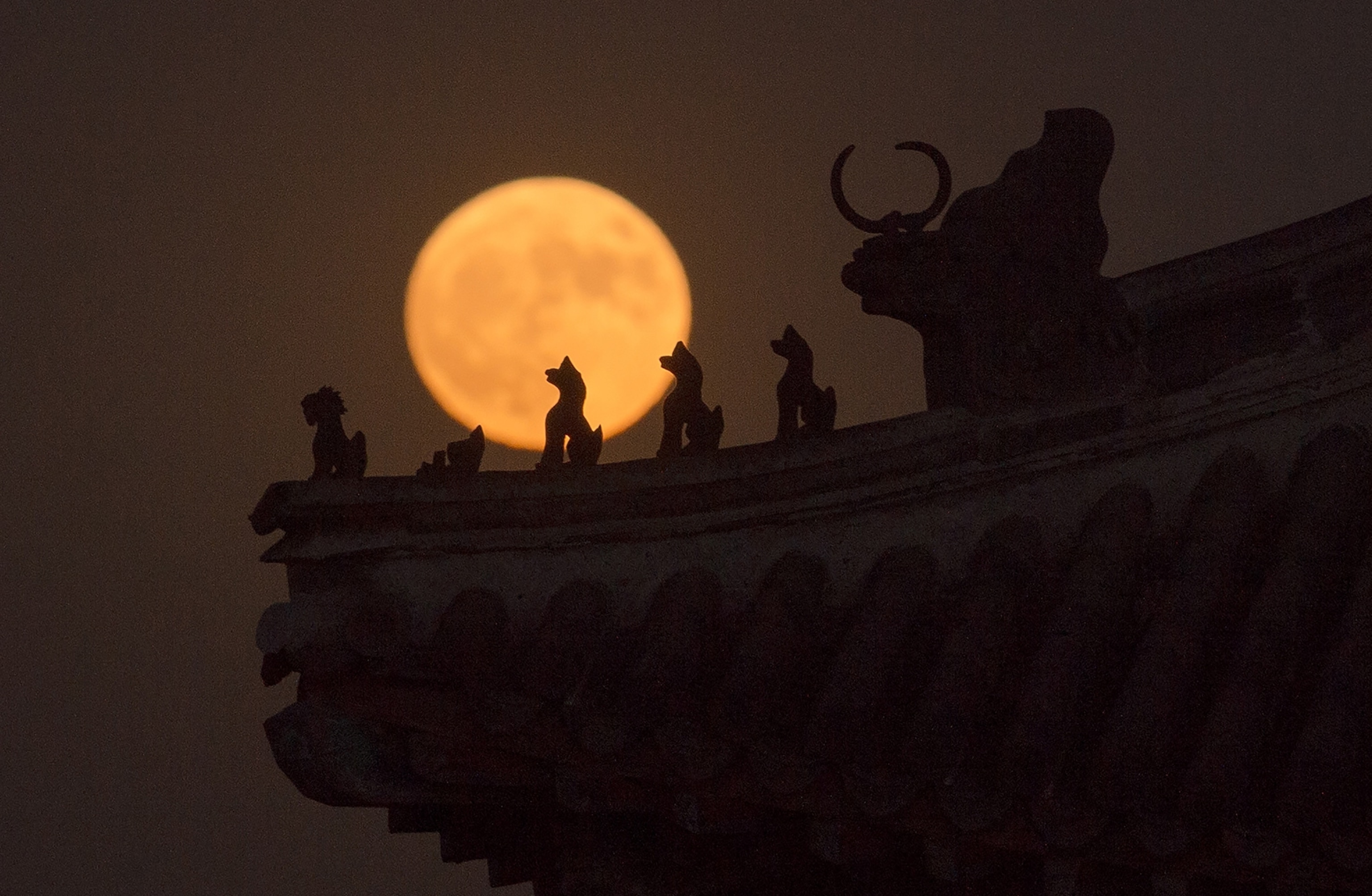 supermoon rises in Beijing