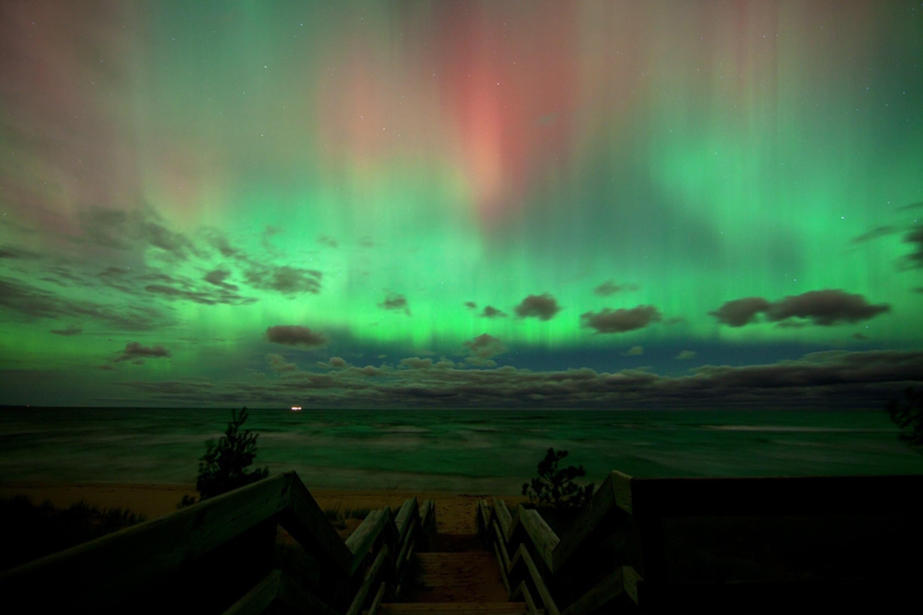 Aurora picture: northern lights over lake superior