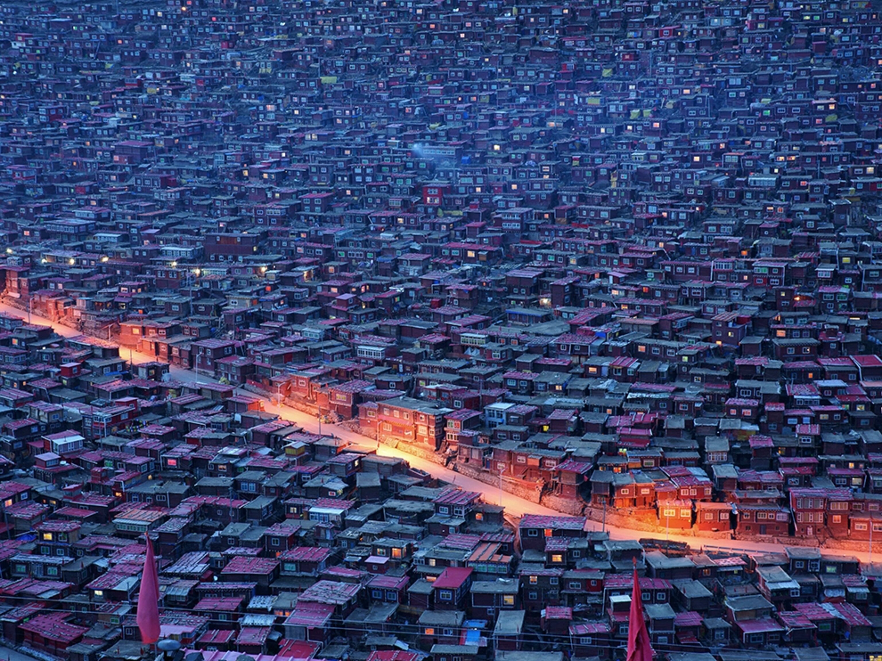 Aerial picture of many little houses in Larung Gar, China