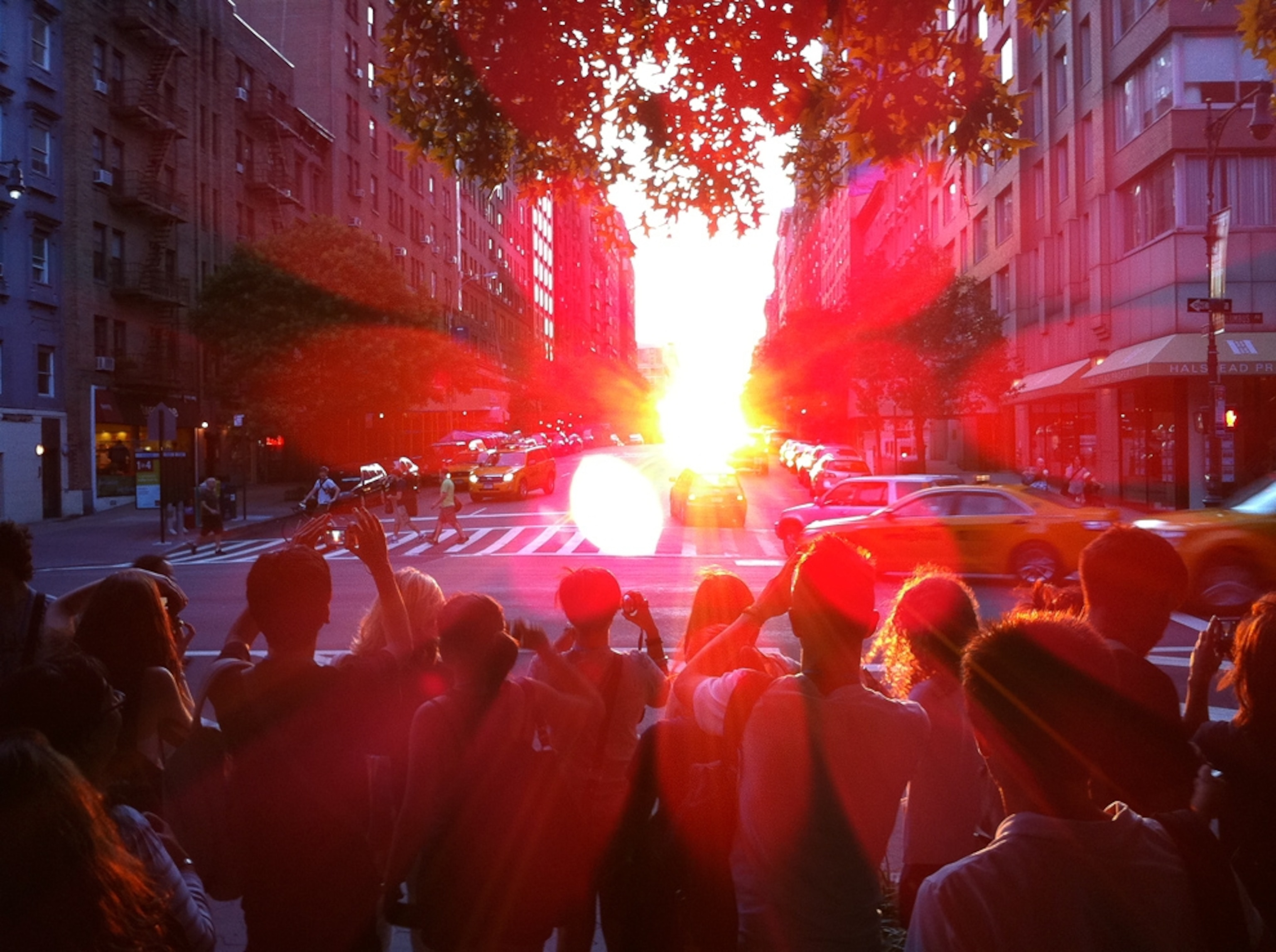 Manhattenhenge picture: New Yorkers snap pictures of the sun on the Manhattan Solstice, when the sun's rays align with the east-west street grid of Manhattan