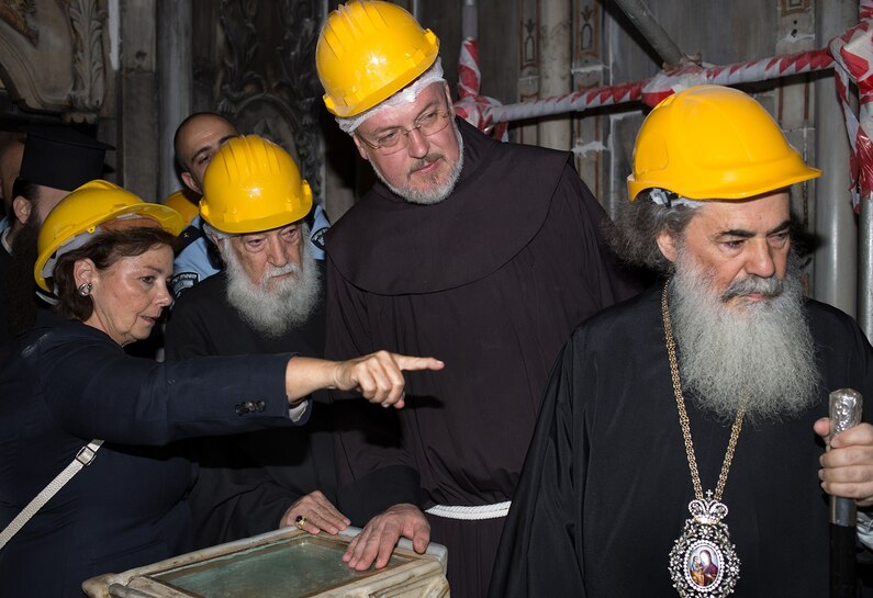 From left: Chief Scientific Supervisor Antonia Moropoulou shows the exposed tomb to Nourhan Manougian and Franciscan Custos Fr. Francesco Patton, representatives of the Armenian Patriarch, and Thephilos III, the Greek Patriarch of Jerusalem.