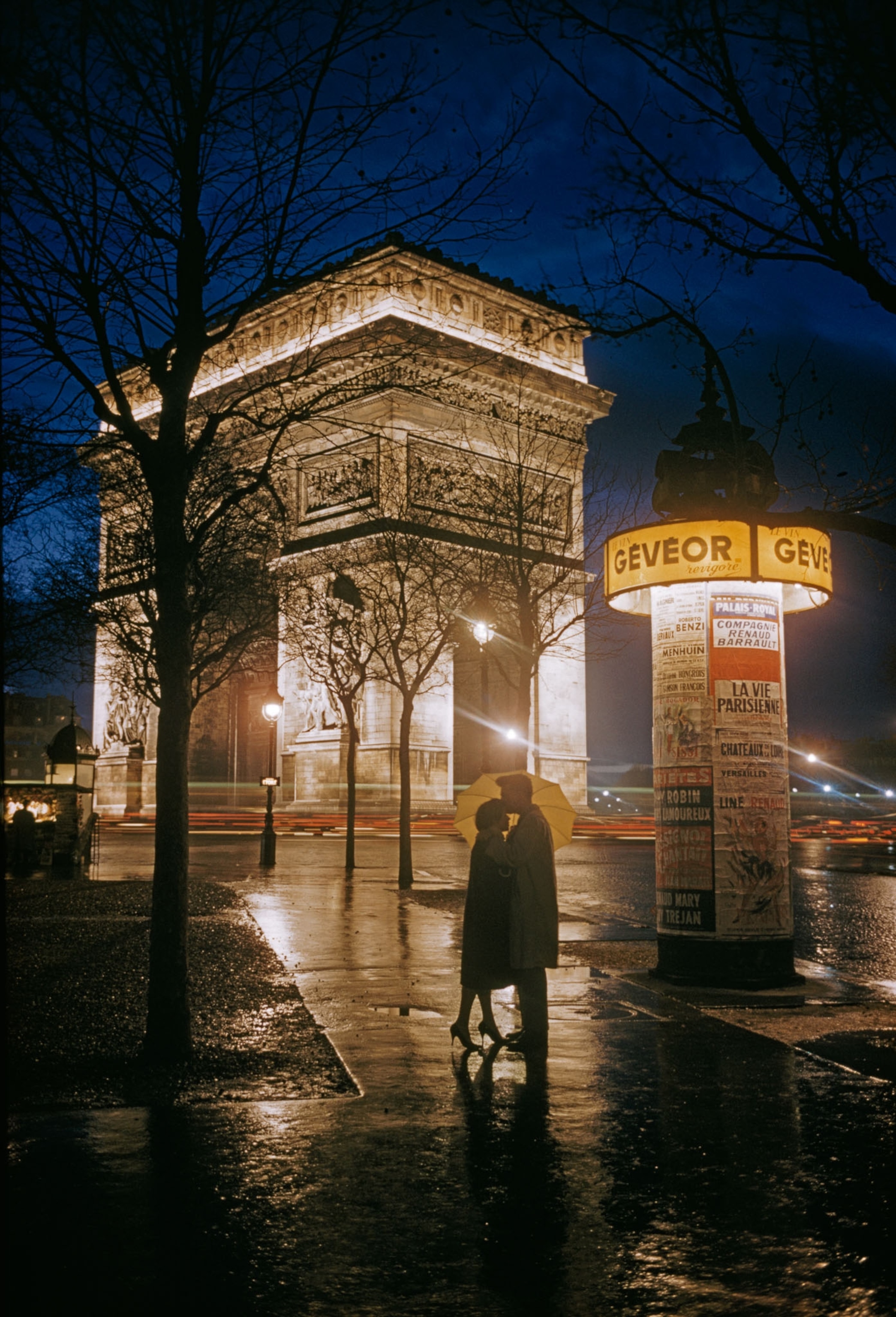 people kissing in paris