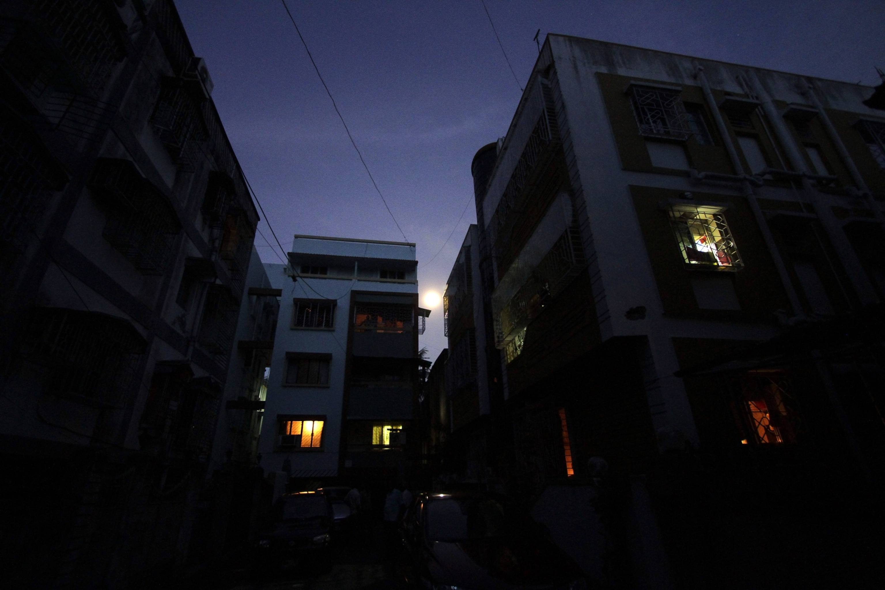 India power outage picture: blackout in neighborhood in Kolkata (Calcutta)