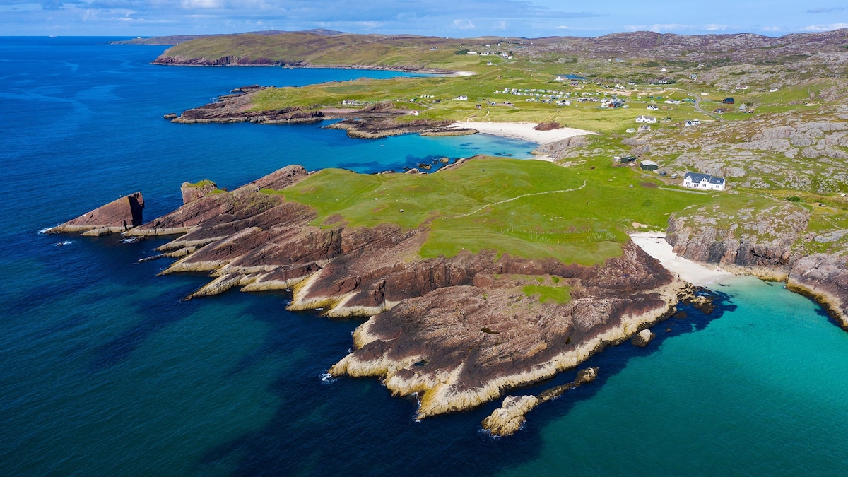Before plants or animals existed, this 250,000-ton rock fell in the mud ...