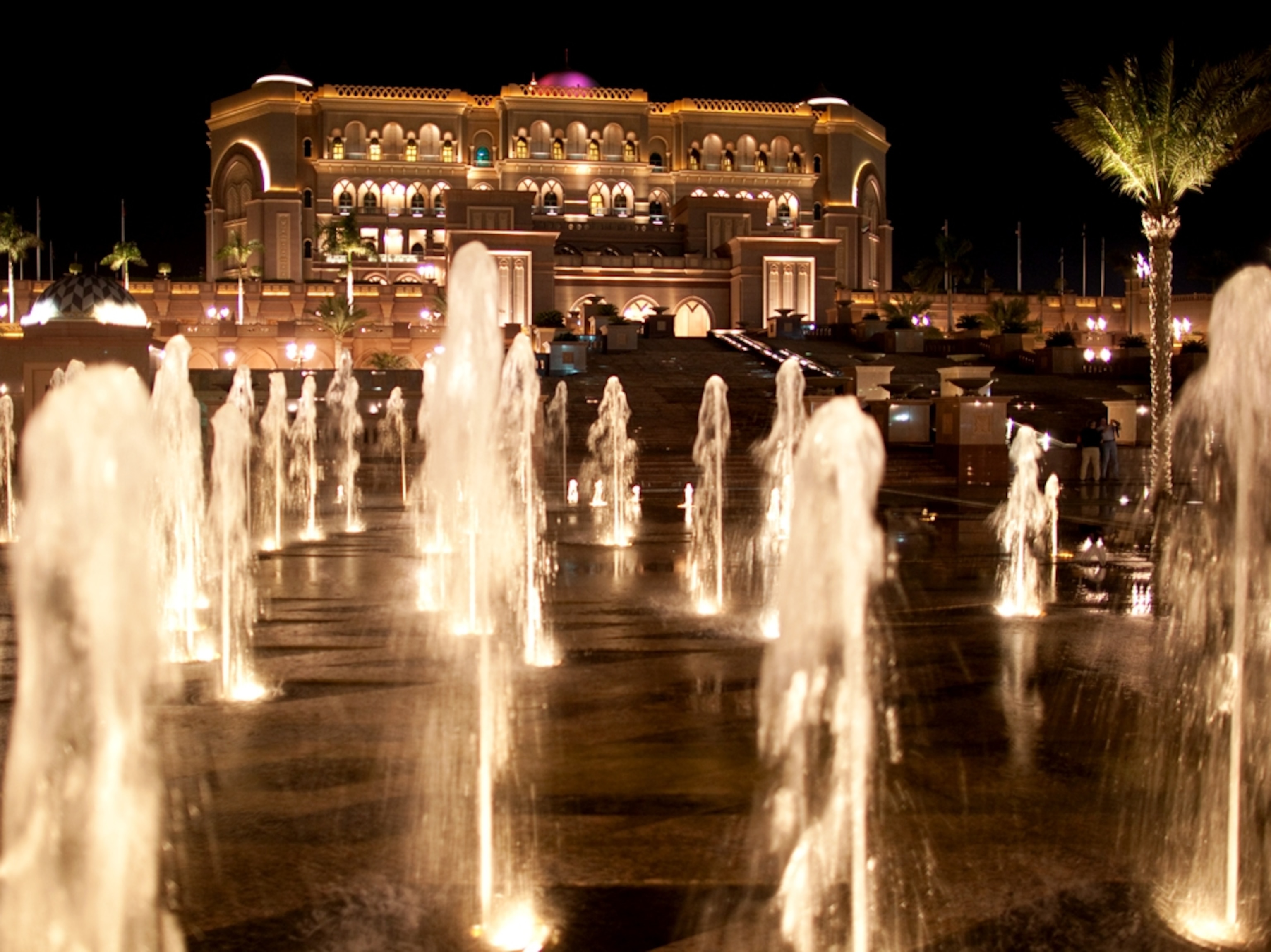 Fountains in front of Abu Dhabi hotel (photo)