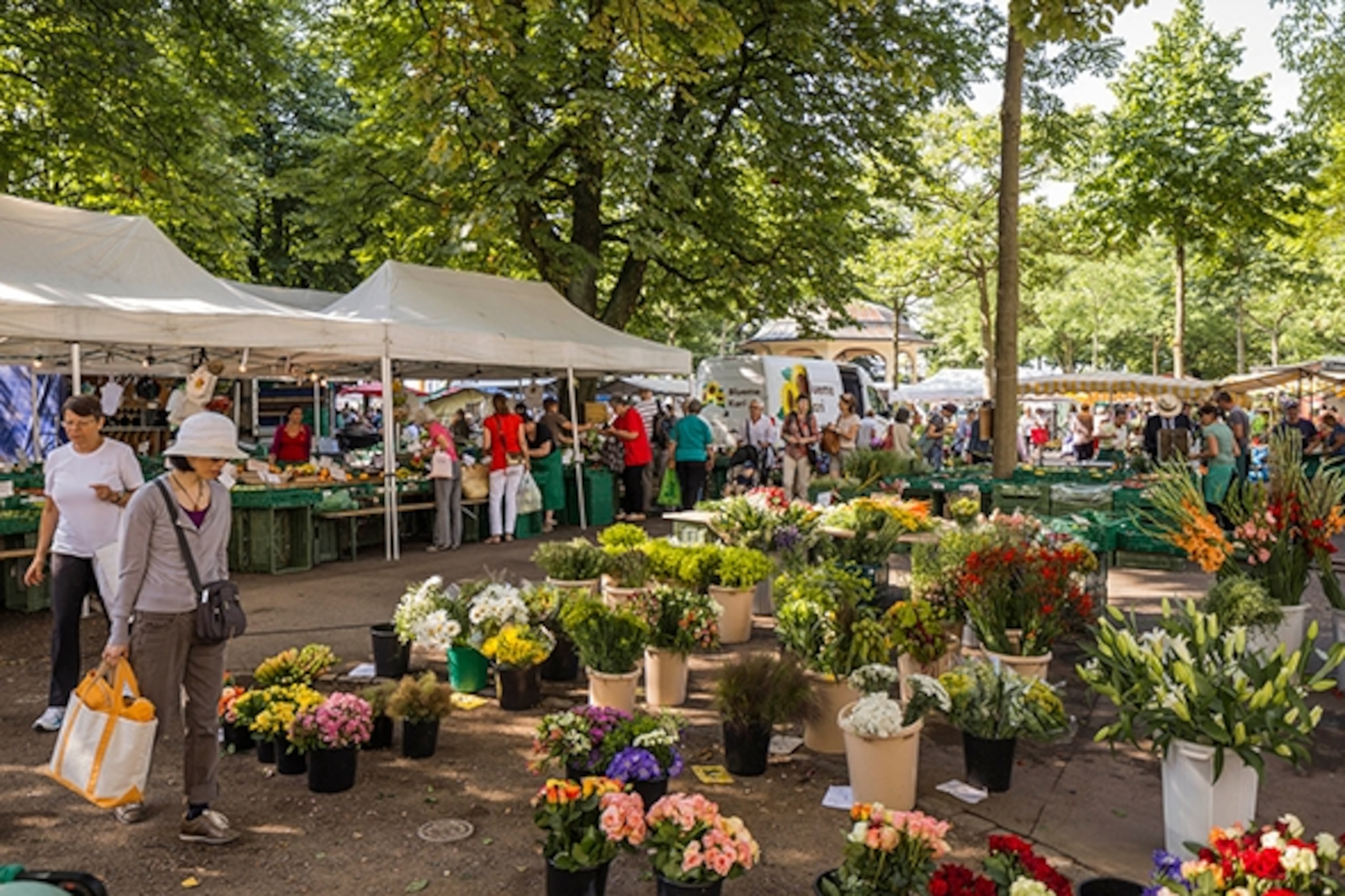 The Bürkliplatz flea market takes place on Saturdays from May through October. (Photograph by Gaetan Bally, Zürich Tourism)