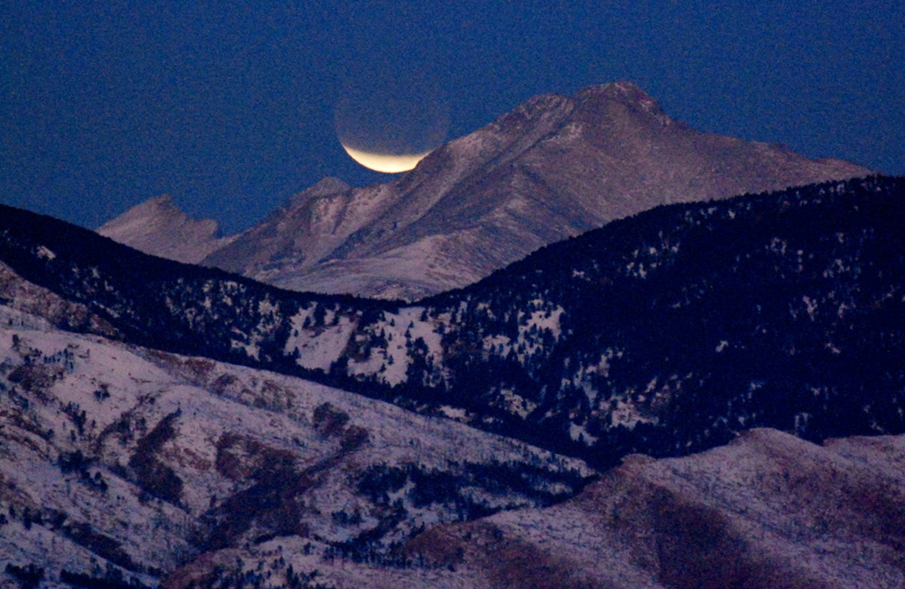 Lunar eclipse picture: full moon over Colorado