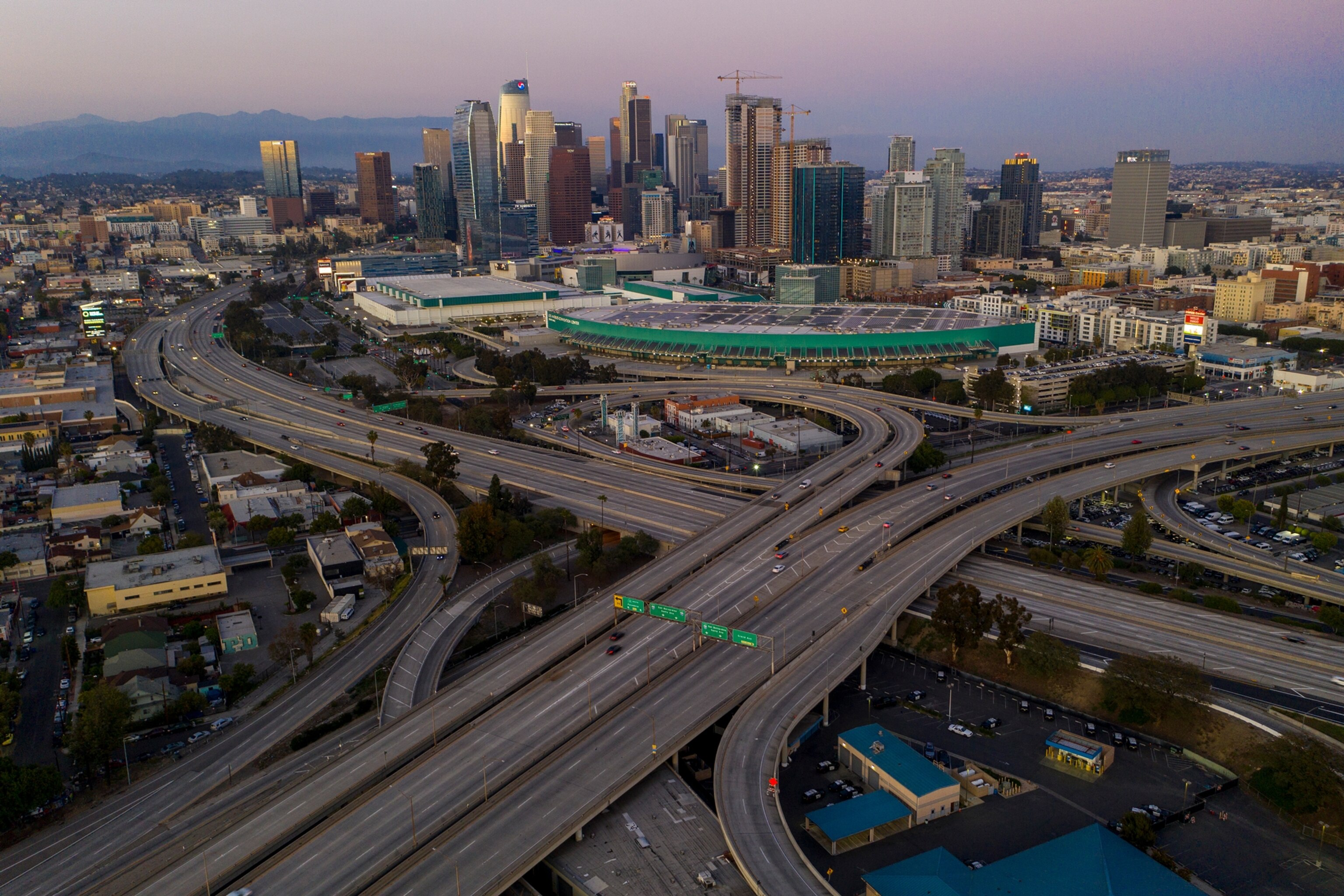 light traffic on los angeles freeway