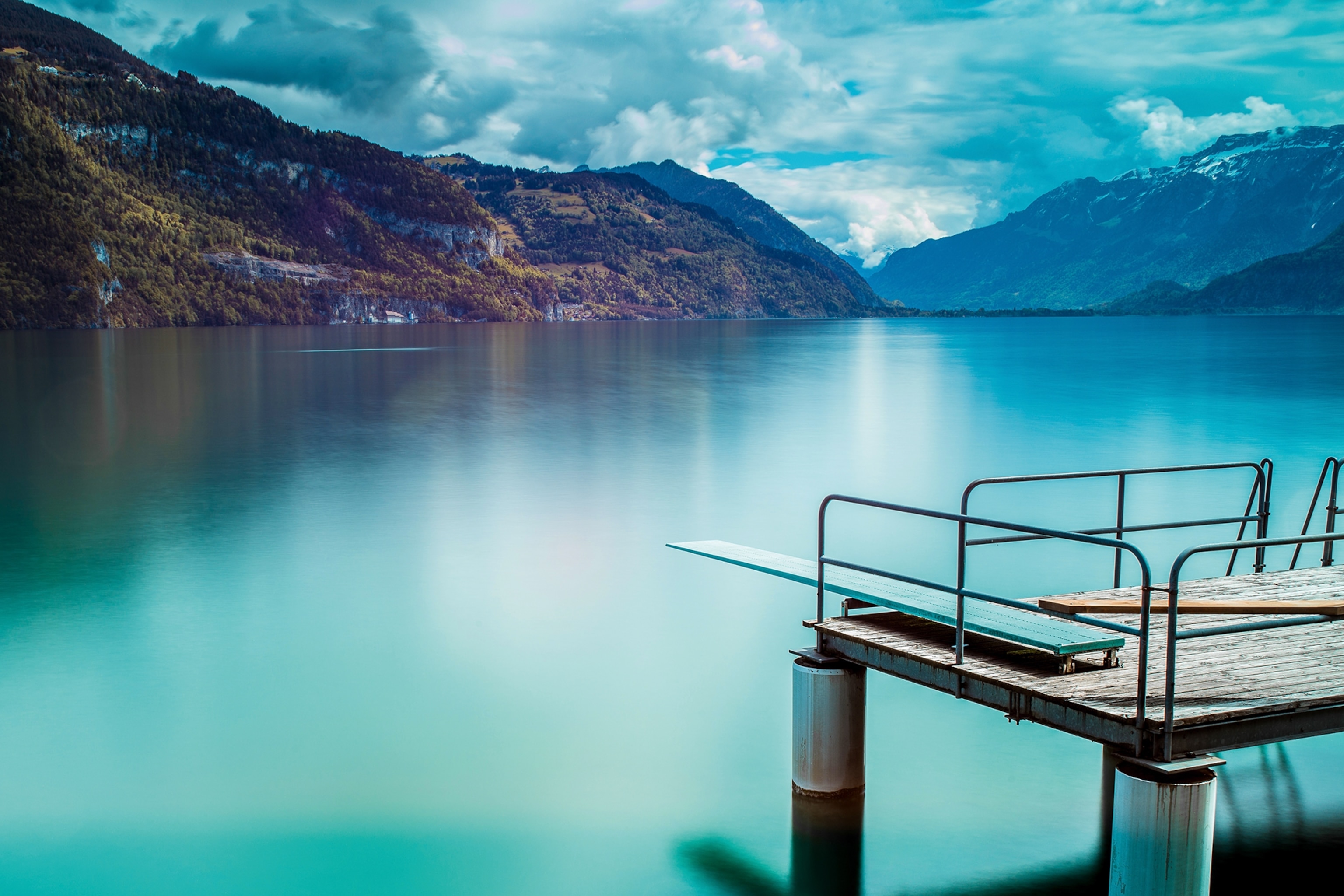 Wide shot of Lake Thun and mountains.