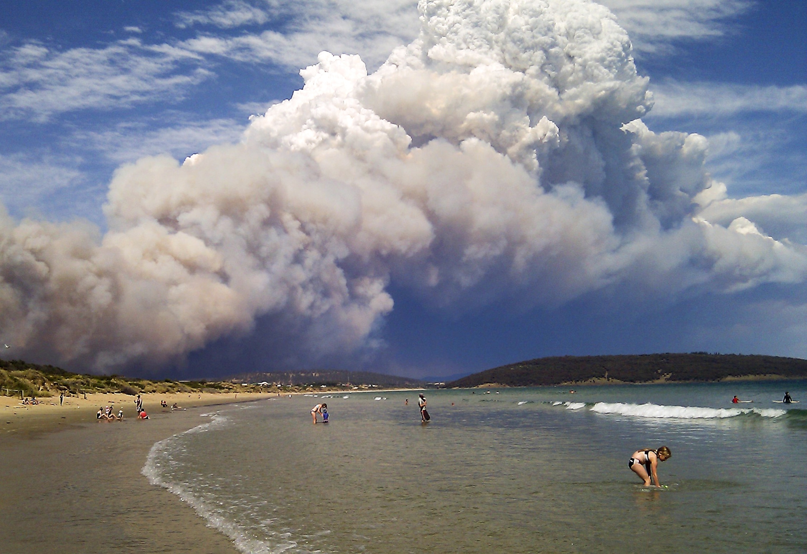 Australia wildfire picture - smoke cloud over Tasmania beach