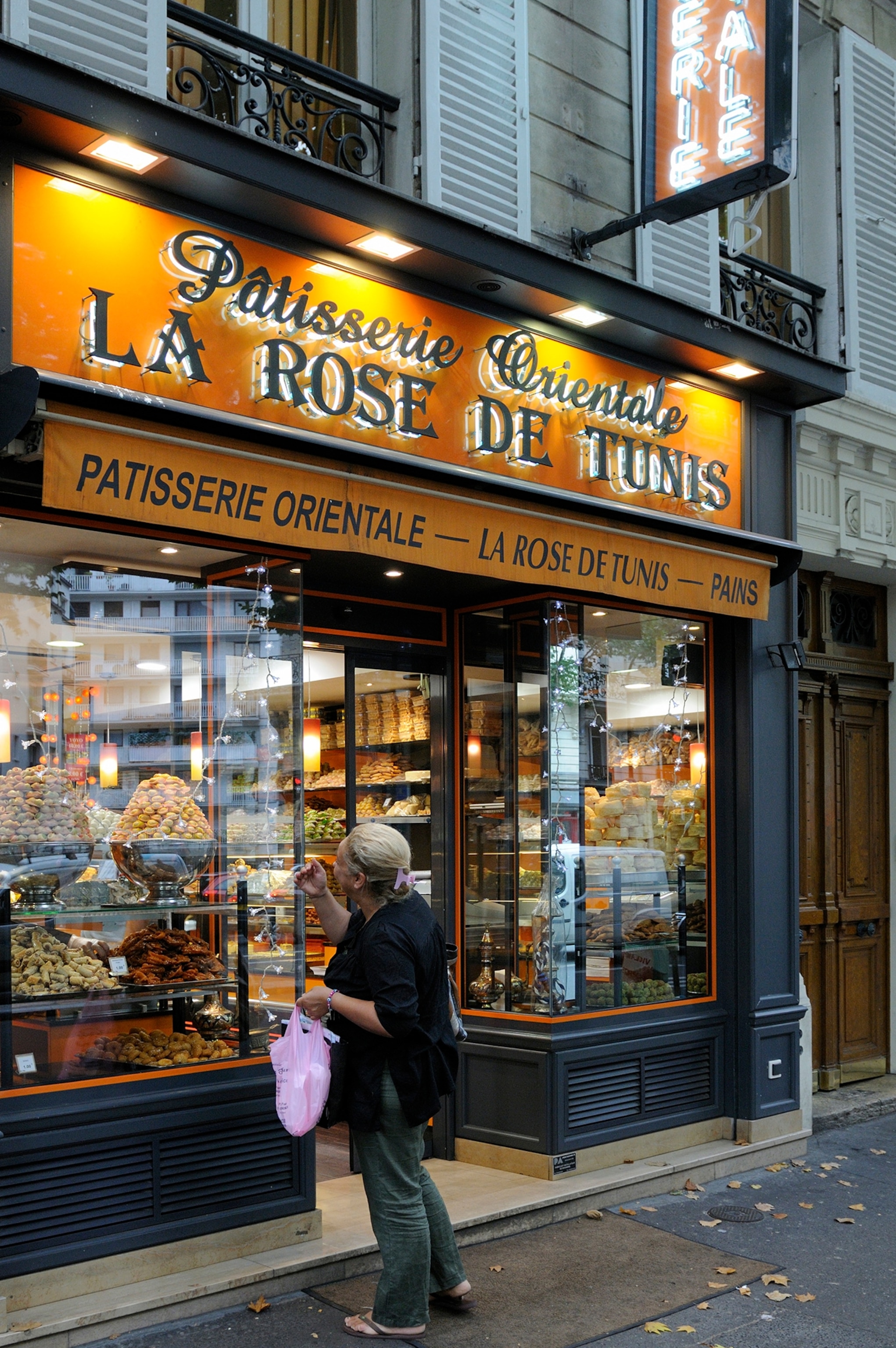 FRANCE / region Ile-de-France / Paris /18 th arrondissement / La Goutte d'Or and Marcadet-Poissonniers district / La Rose de Tunis oriental cake-shop