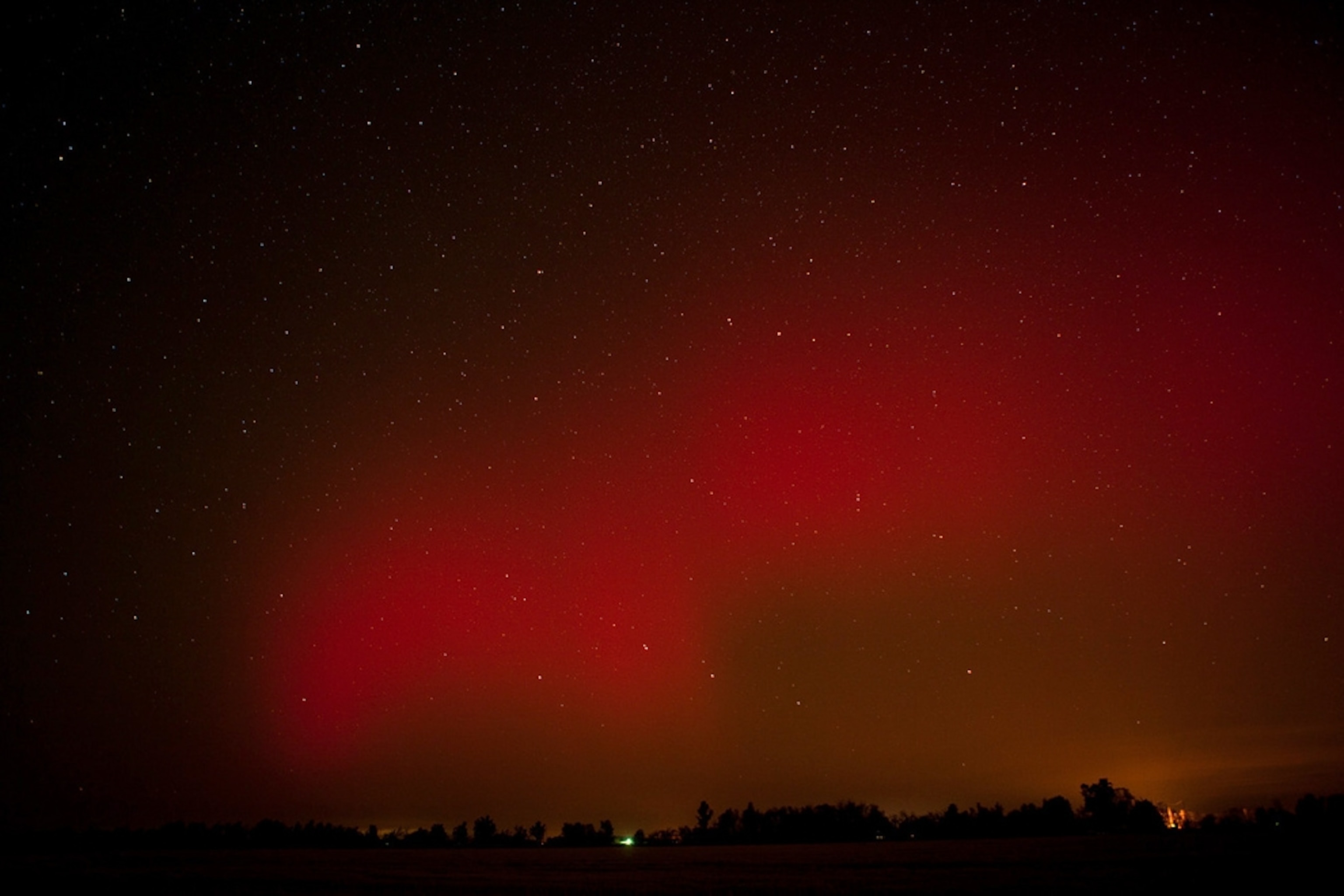 Aurora picture: a red airglow over Arkansas