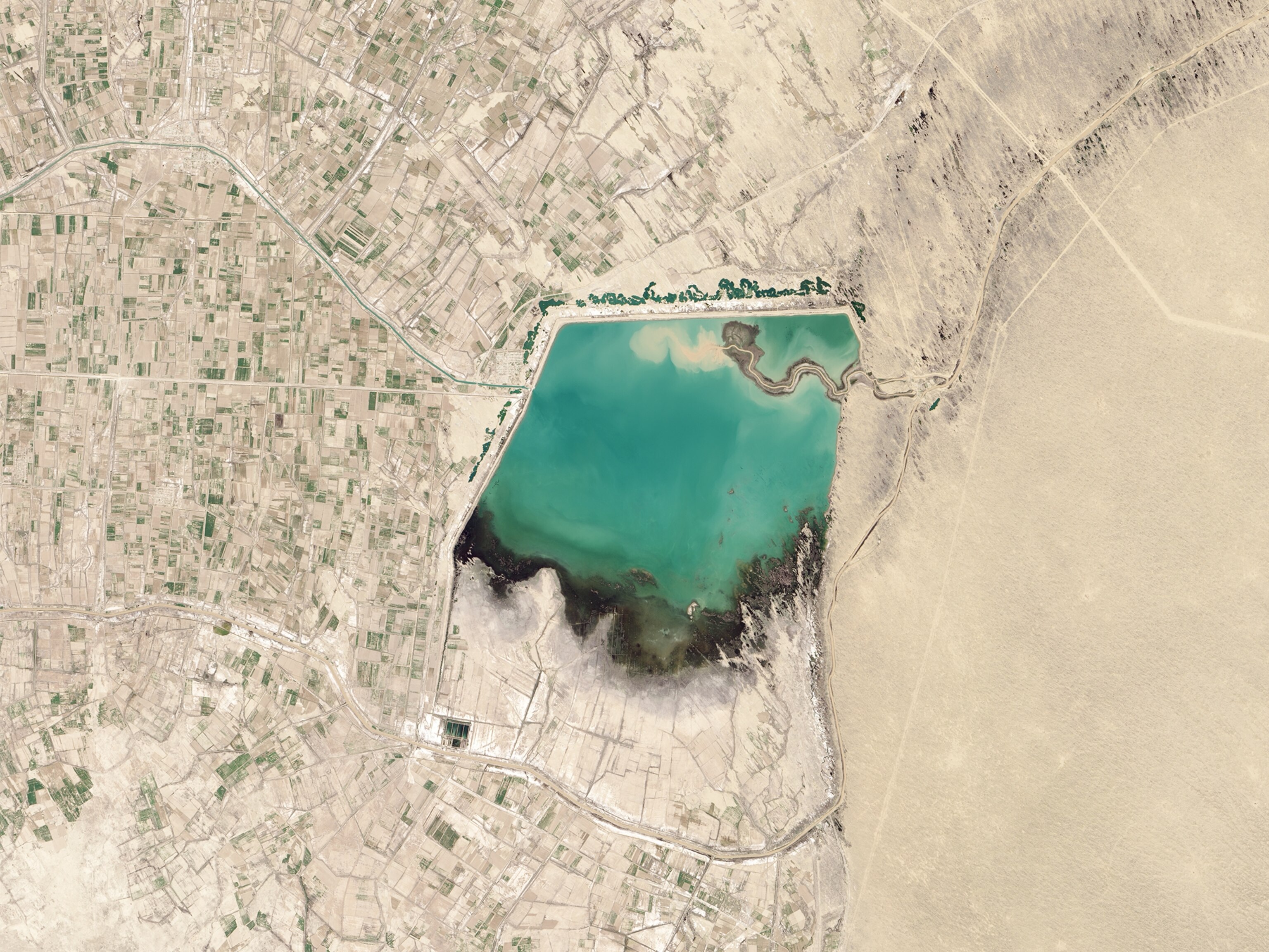 An aerial photo of the Hanhowuz Reservoir in the middle of the Turkmenistan desert.