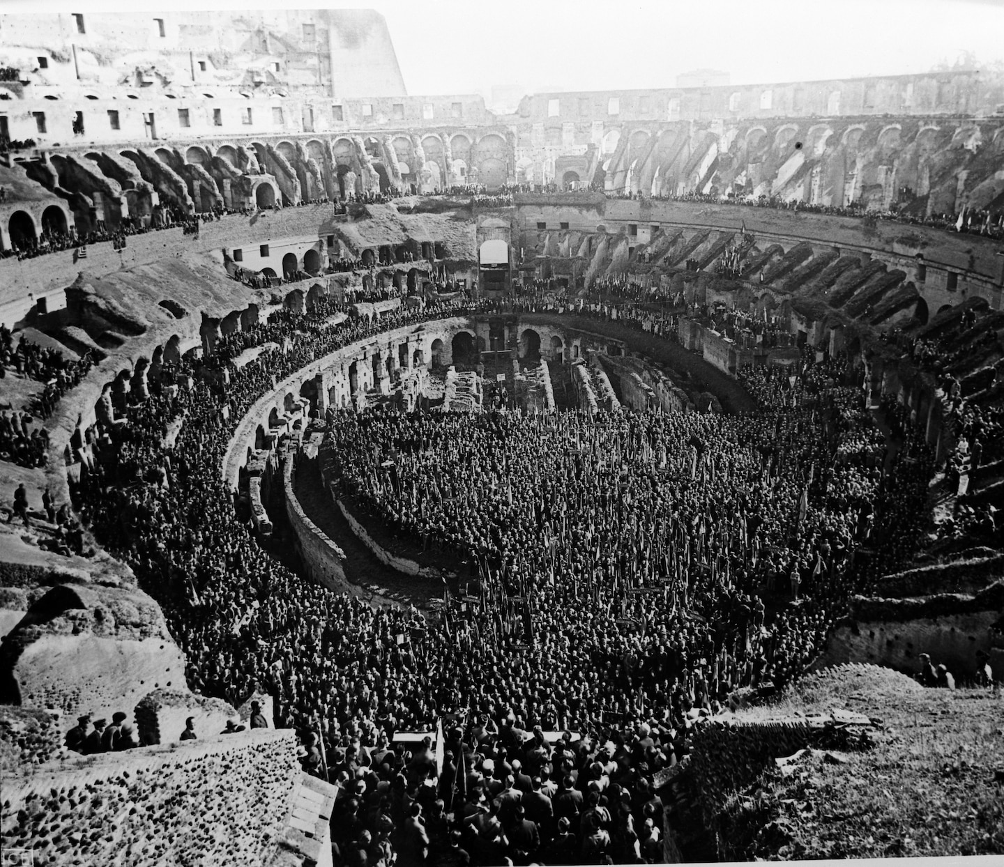 Mussolini crowds in the Colosseum