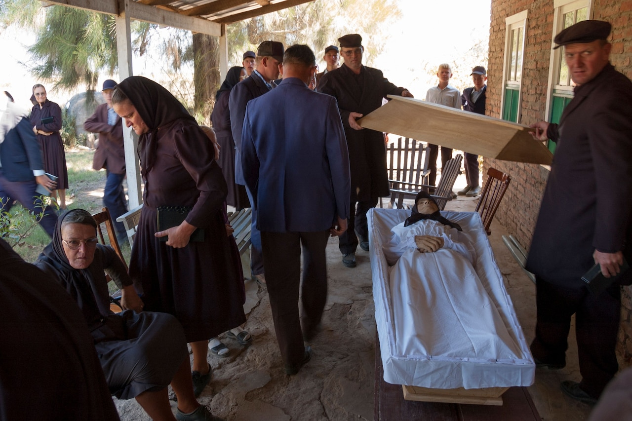 Los dolientes se reúnen para el funeral de Ana Derkzen, 82. Colonia Neu Bergthal, Bolivia. 2006