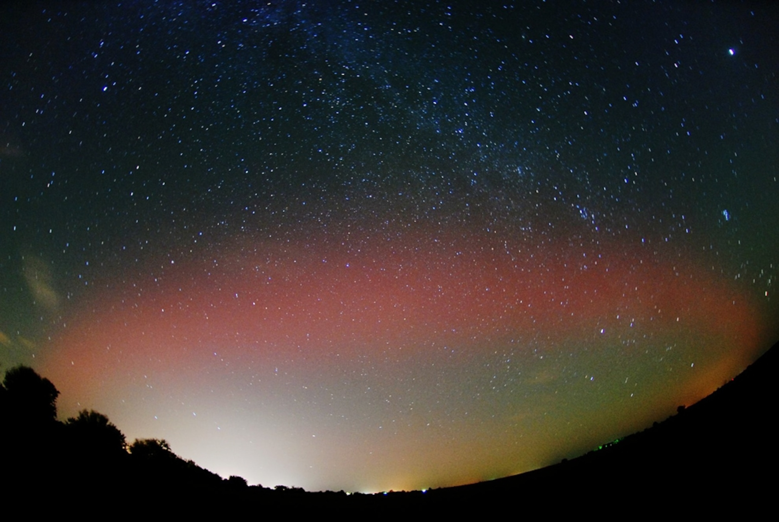 Aurora picture: red and green glow over Kansas