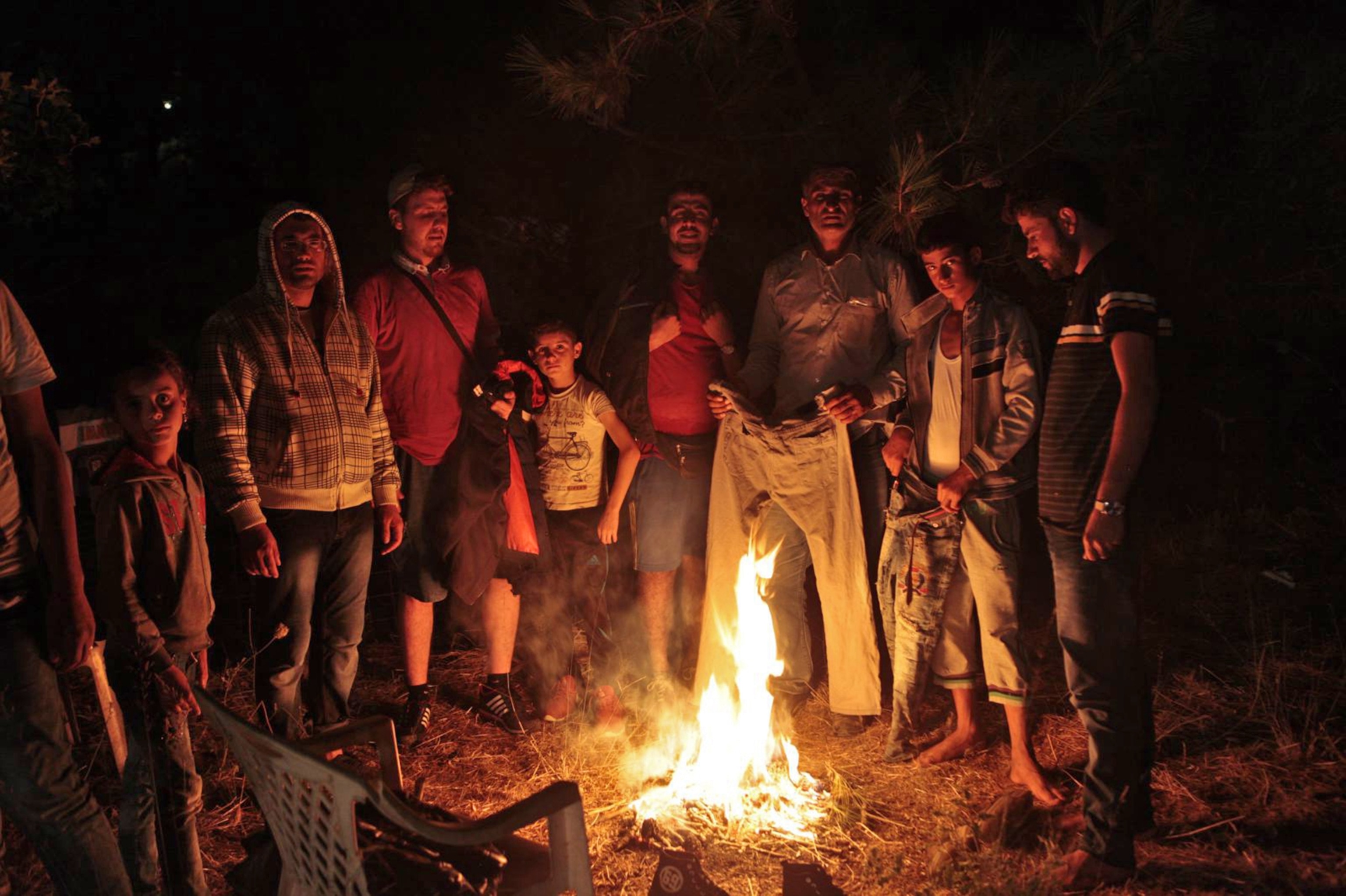 refugees dry their clothes