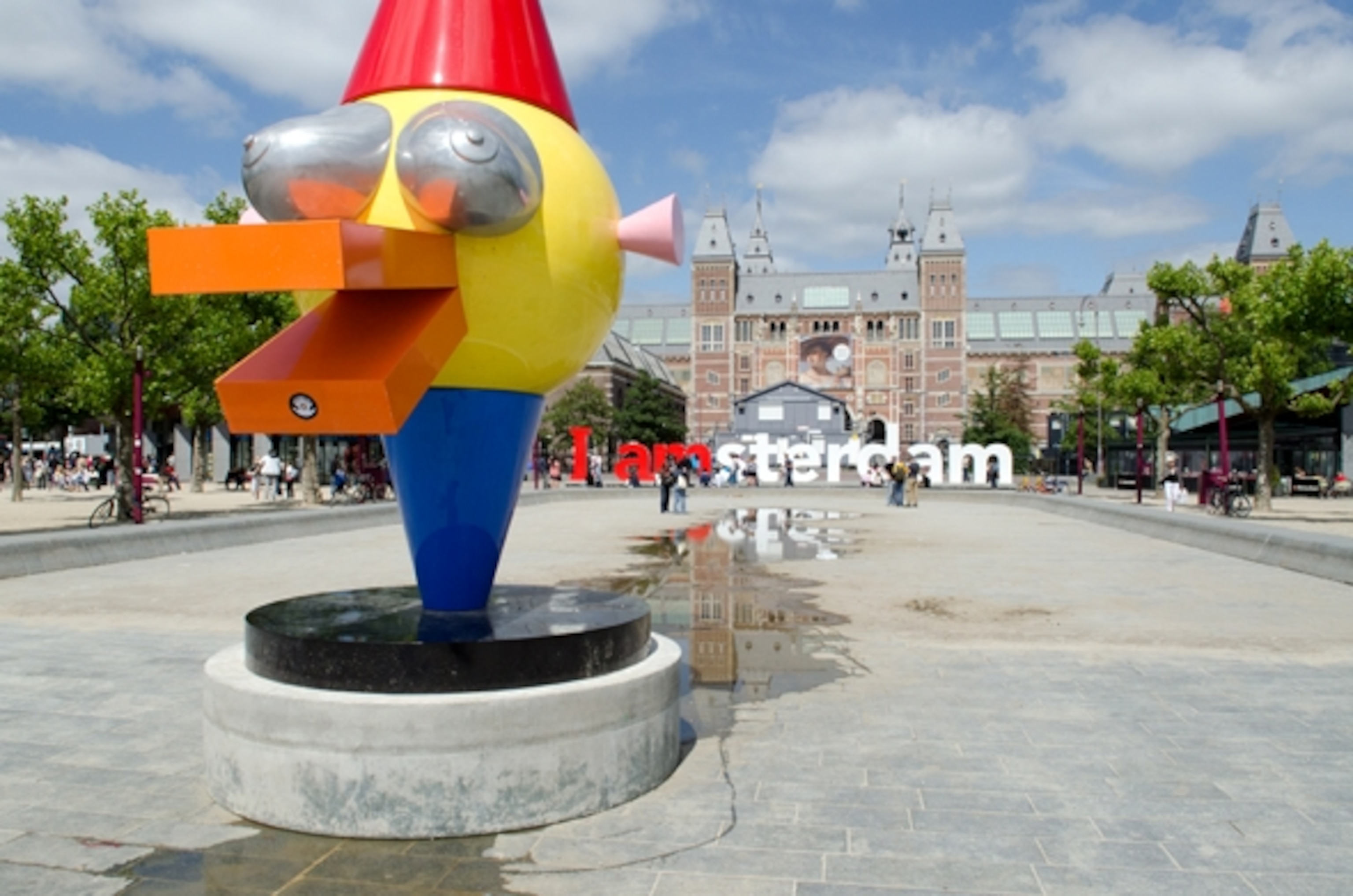 Public art outside the Rijksmuseum (Photograph by Emilio Brizzi)