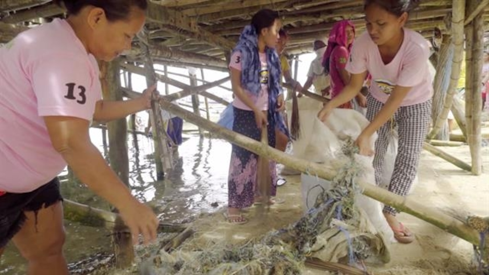 This Community in the Philippines Converts Plastic Fishing Nets to Carpet This Community in the Philippines Converts Plastic Fishing Nets to Carpet