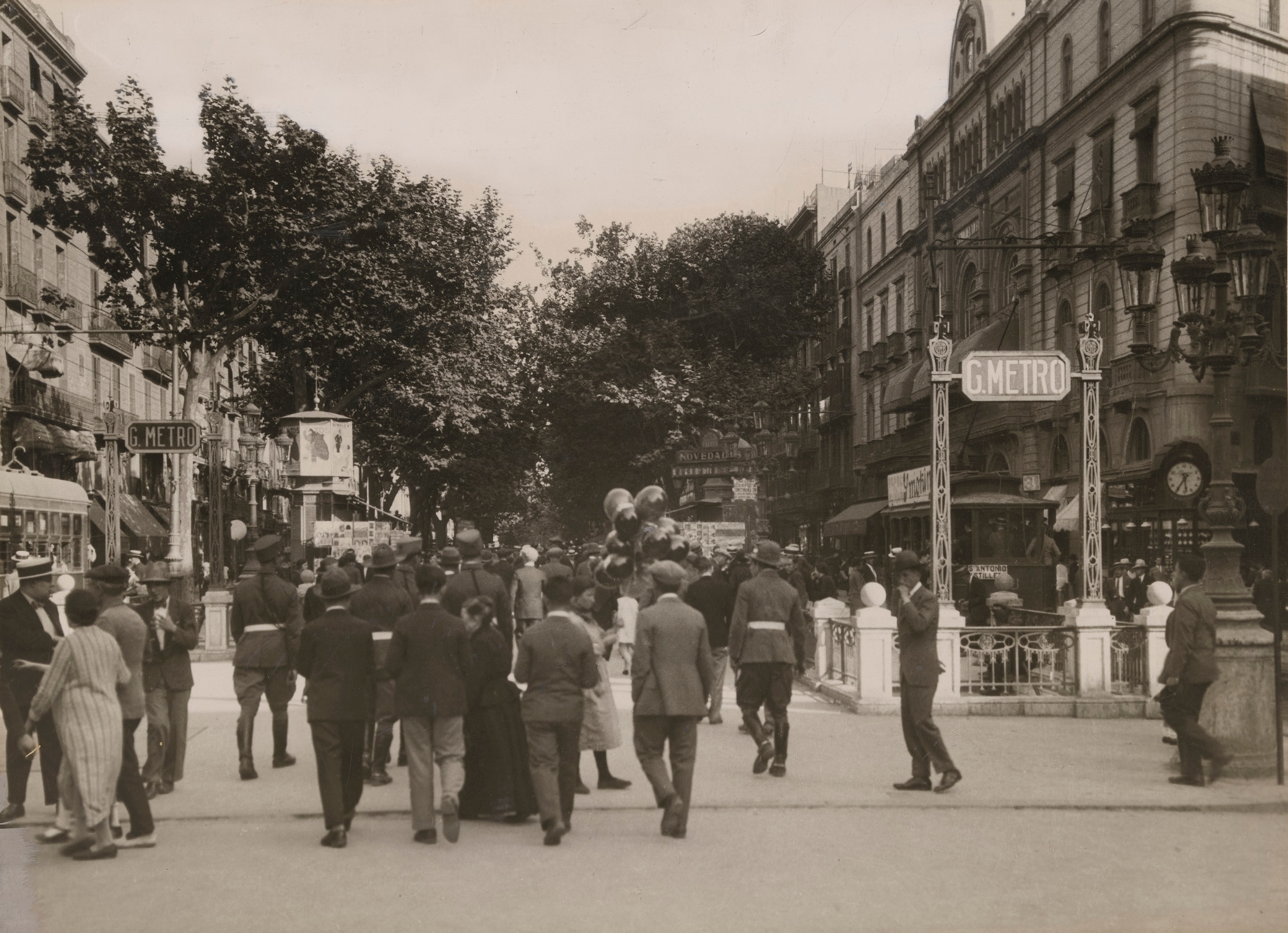A crowd of people meander on the Rambla.